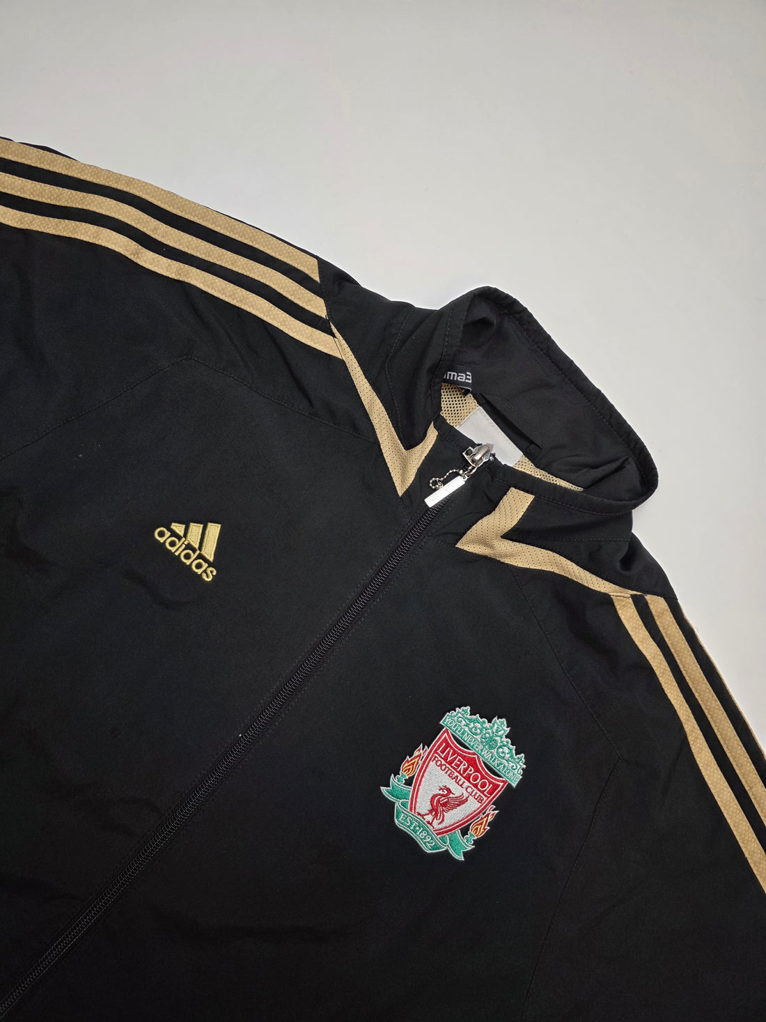 Schwarze Vintage Adidas Trackjacke mit goldenen Streifen und Liverpool Wappen, Retro-Sportswear