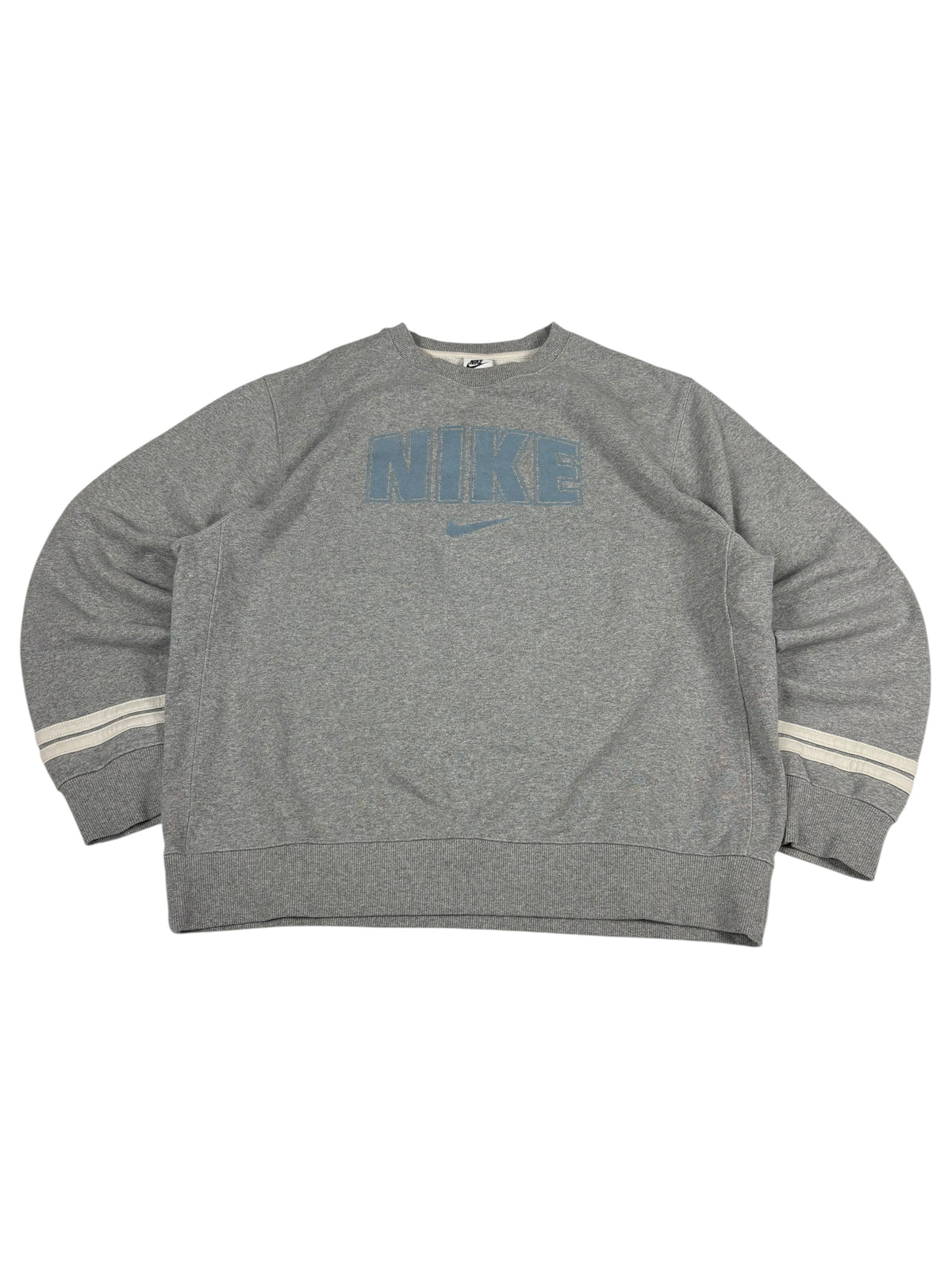 Graues Nike Rundhals-Sweatshirt mit hellblauem NIKE-Schriftzug und cremeweißen Ärmelstreifen, Vorderansicht