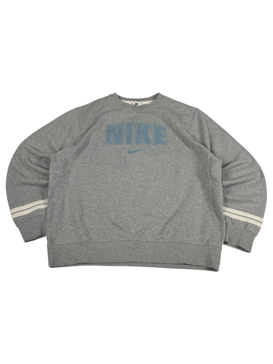 Graues Nike Rundhals-Sweatshirt mit hellblauem NIKE-Schriftzug und cremeweißen Ärmelstreifen, Vorderansicht