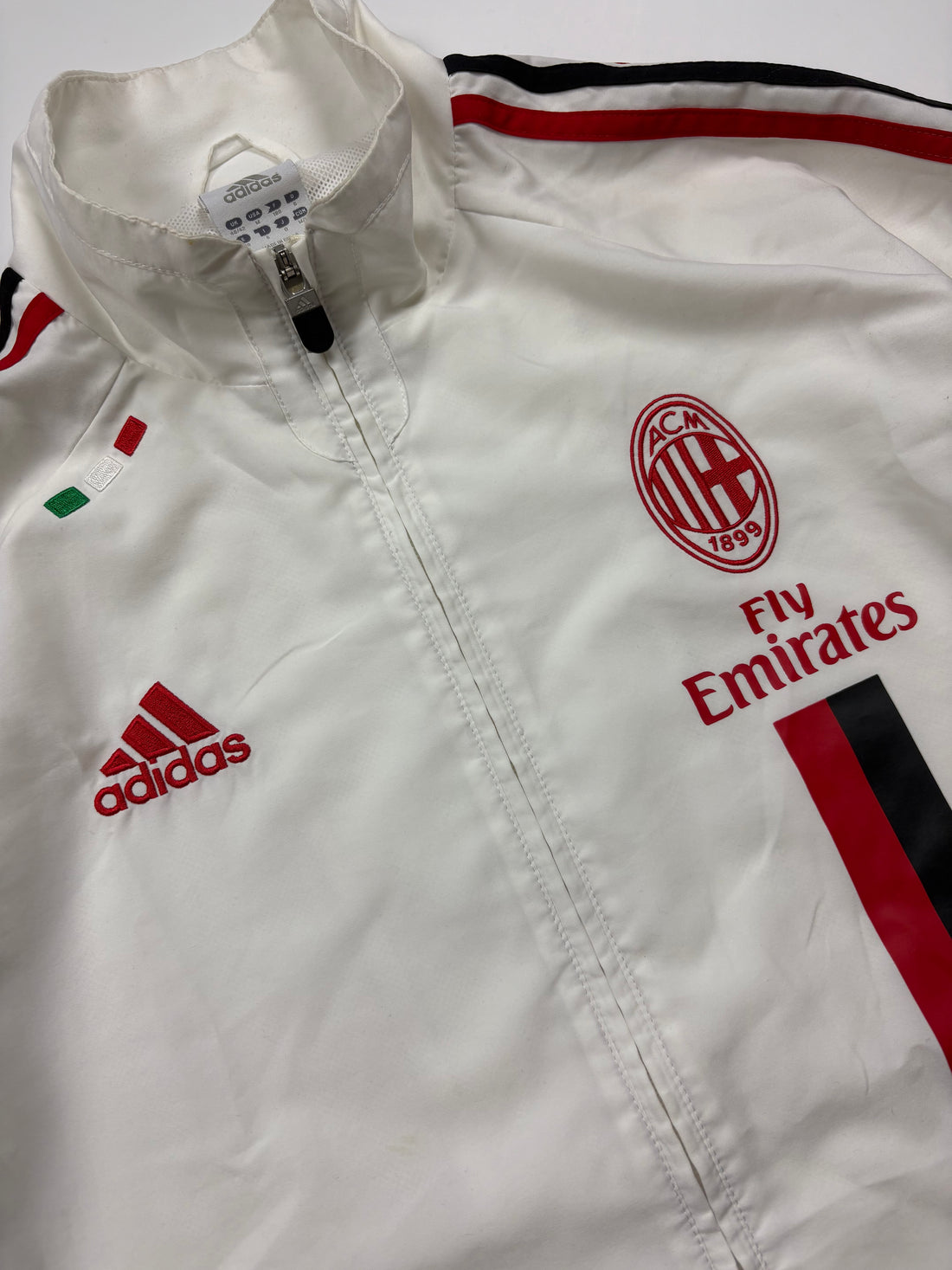  Adidas AC Mailand Trackjacket Weiß Größe M – Frontansicht mit Wappen, Fly Emirates Print und Ärmelstreifen