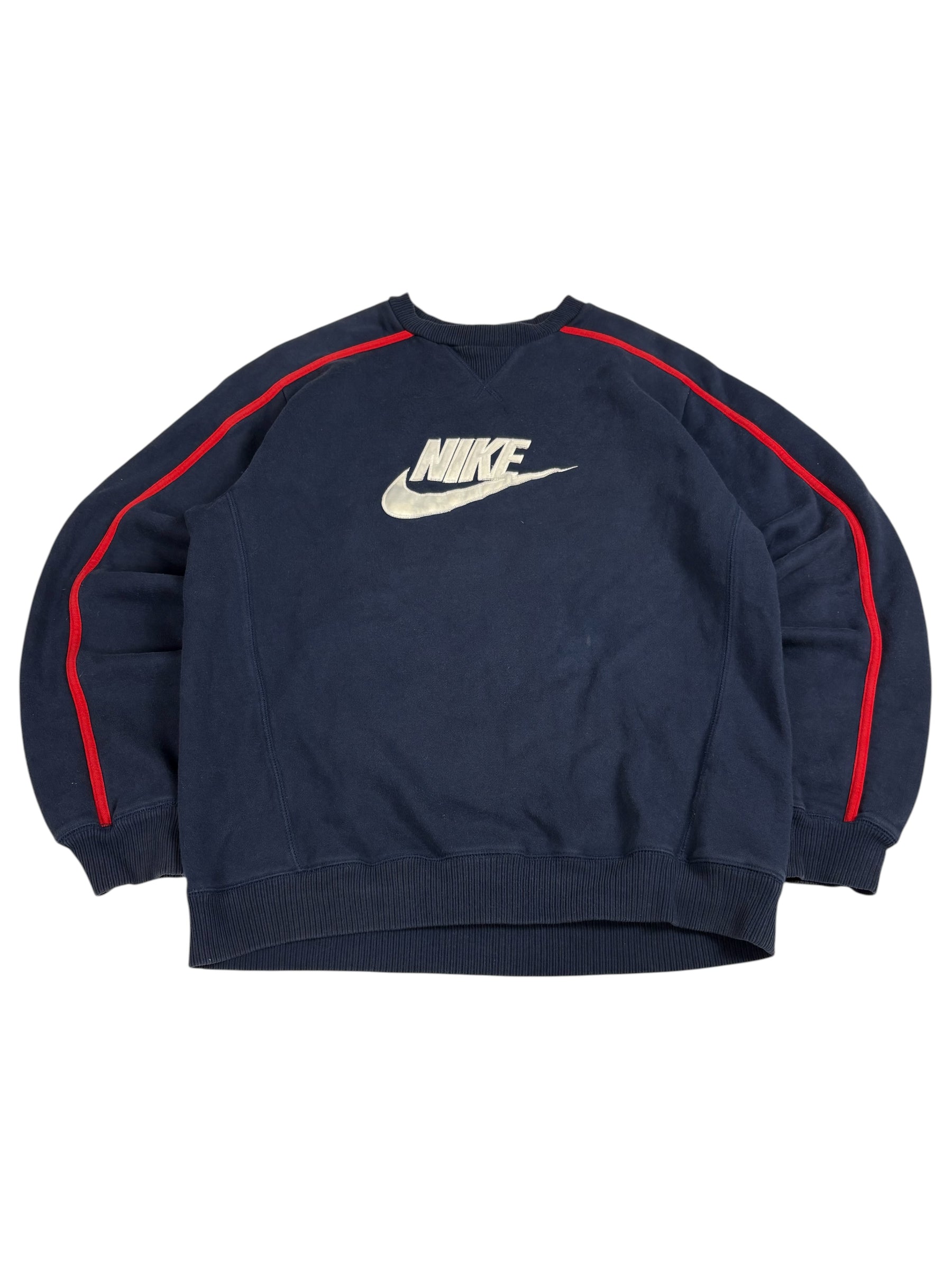 Nike Logo Patch Vintage Sweater in Navy und Rot in vollständiger Vorderansicht
