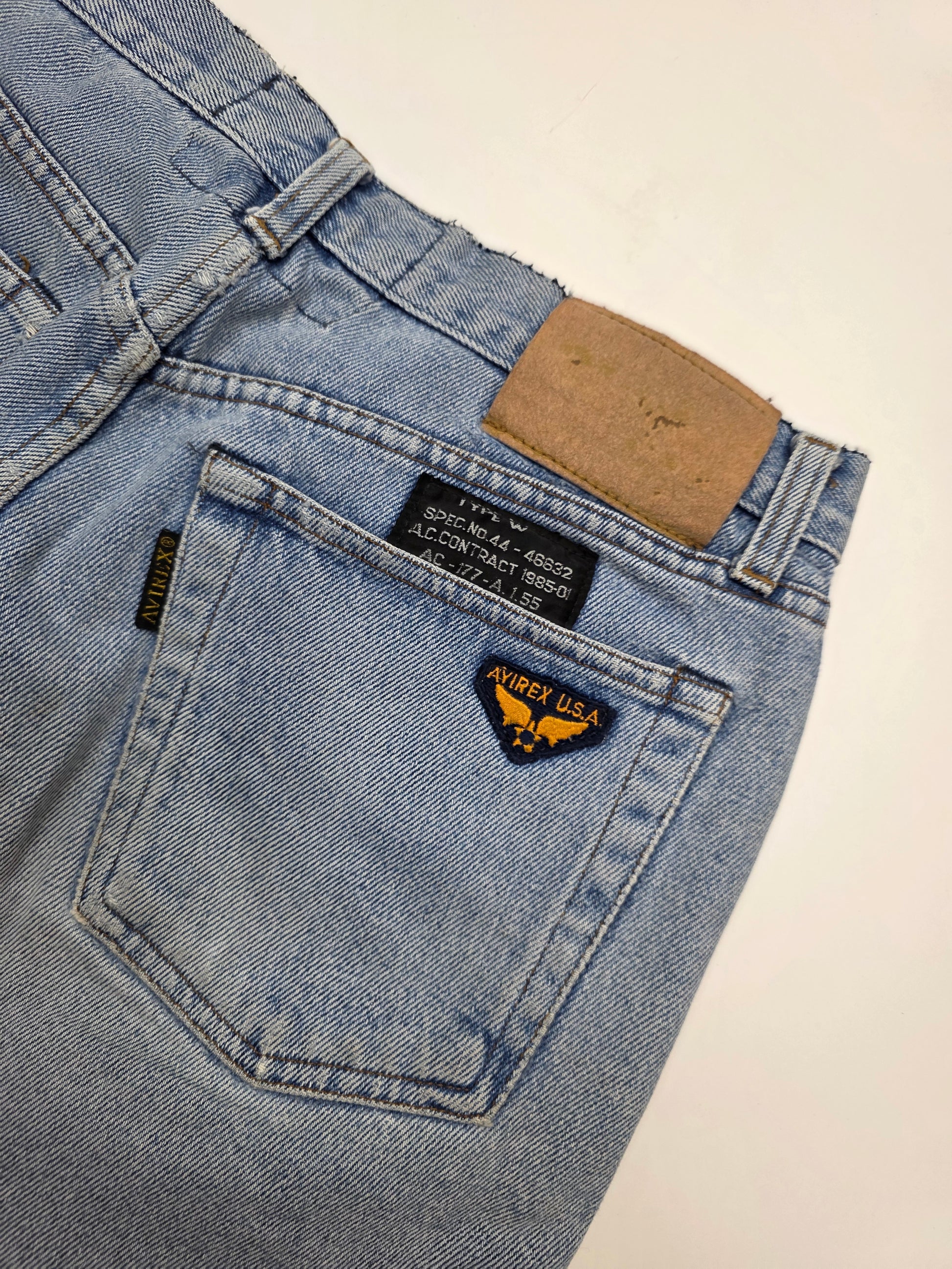 Vintage Avirex USA Jeans in hellem Denim mit Logo-Patch auf Gesäßtasche, Retro-Streetwear