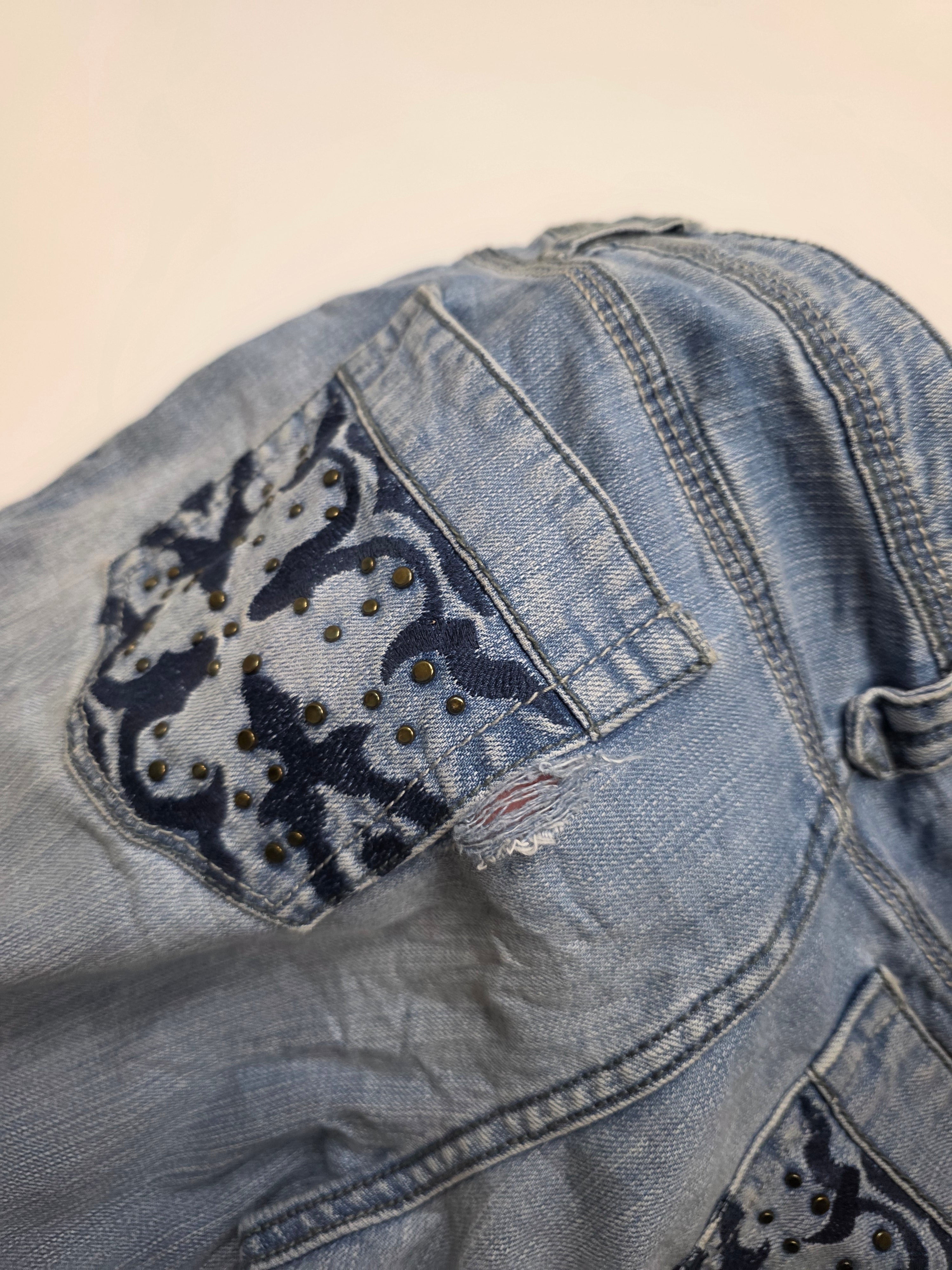 Vintage Jeansjacke mit bestickter Tasche und Nieten, Used-Look, Retro-Stil