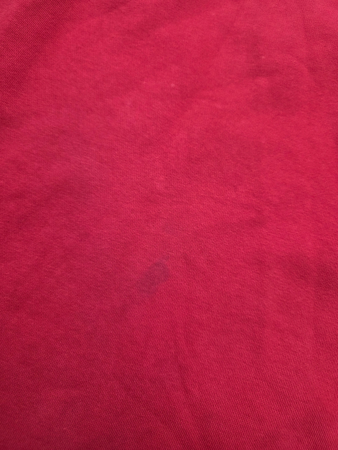 Adidas Sweater Rot/Schwarz Größe XL – Frontansicht mit 3-Streifenärmeln, Brustpaspel und schwarzen Panels