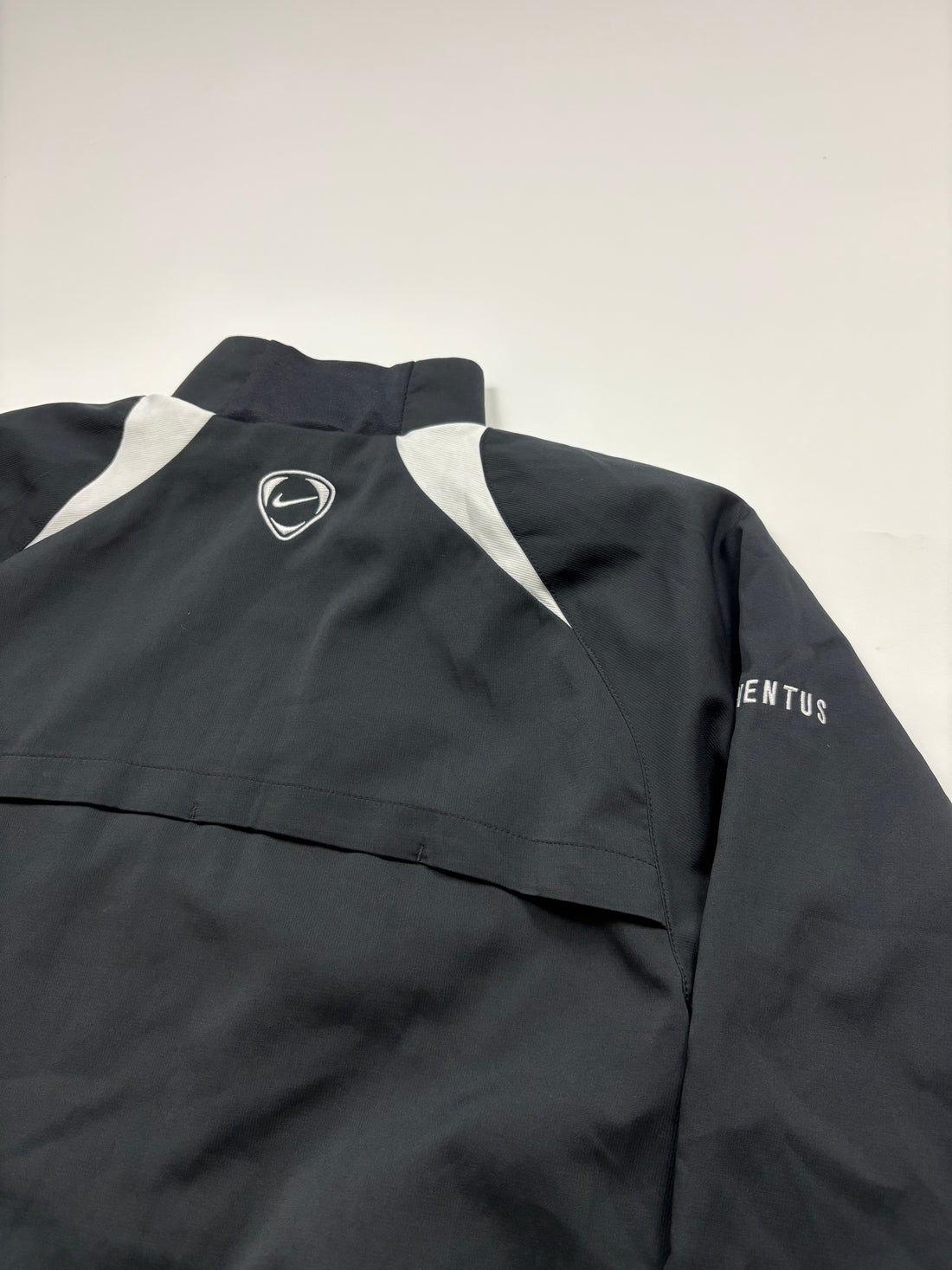  Nike Juventus Trackjacket Navy – Frontansicht mit Centenario-Stickerei und Wappen auf der Brust