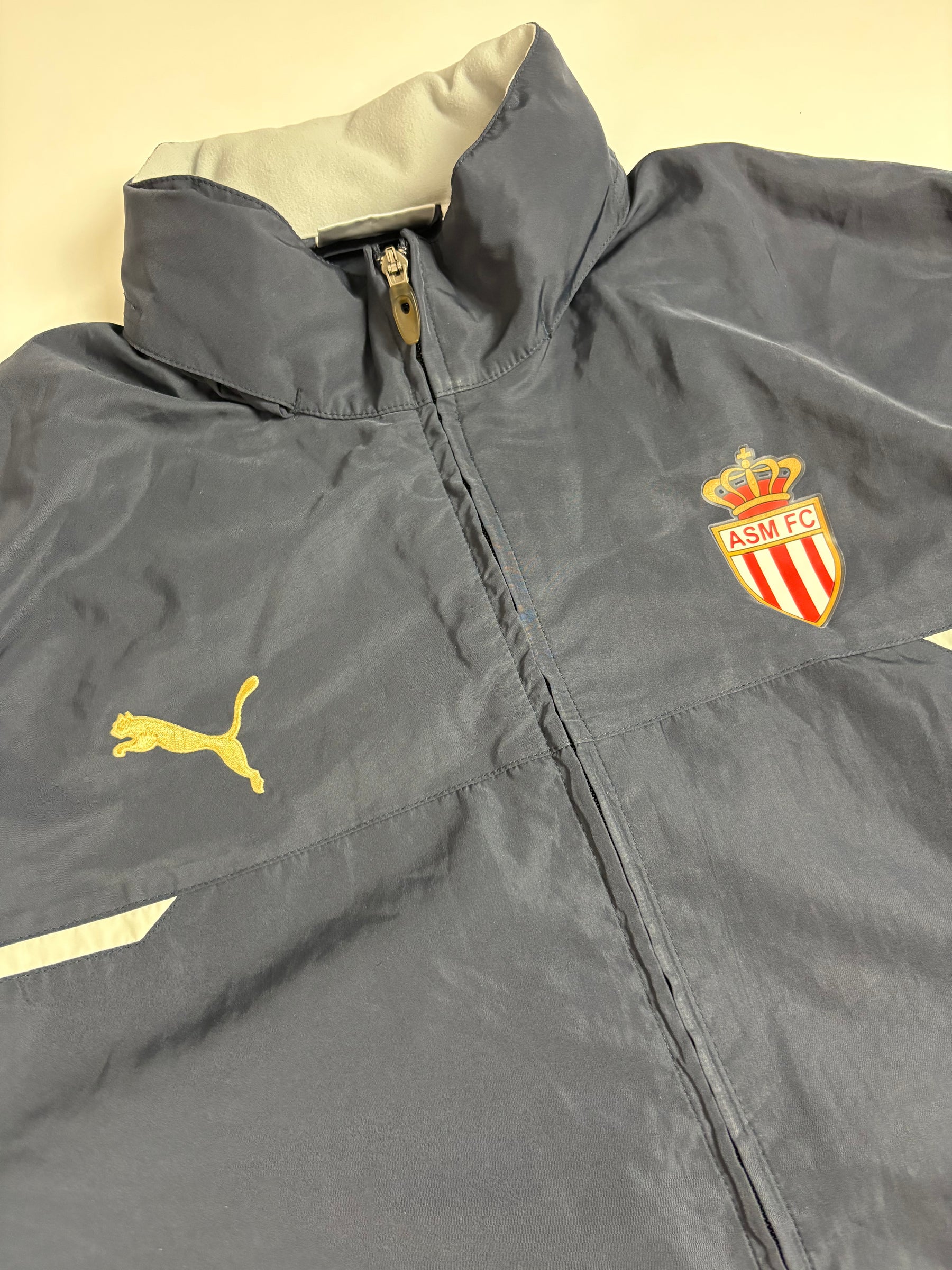 Detail des AS Monaco Clubdetails und Puma Brandings an der schwarzen Vintage Trackjacket