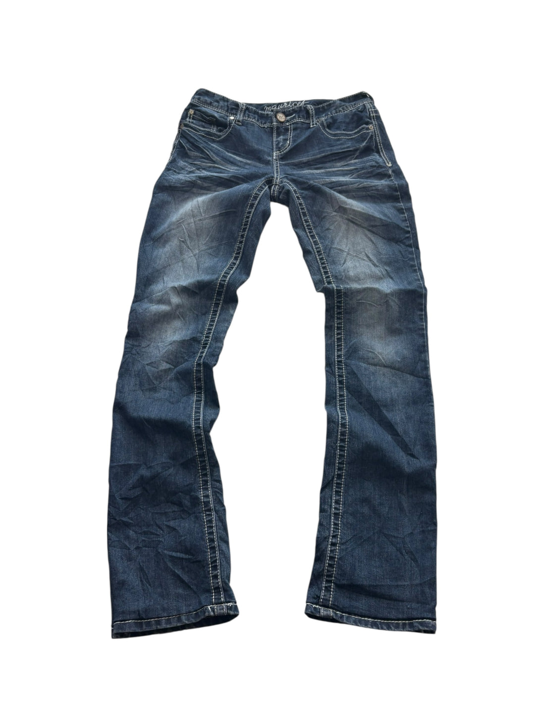 Maurices Jeans Dunkelblau – Vorderansicht mit Logo-Knopf und heller Waschung