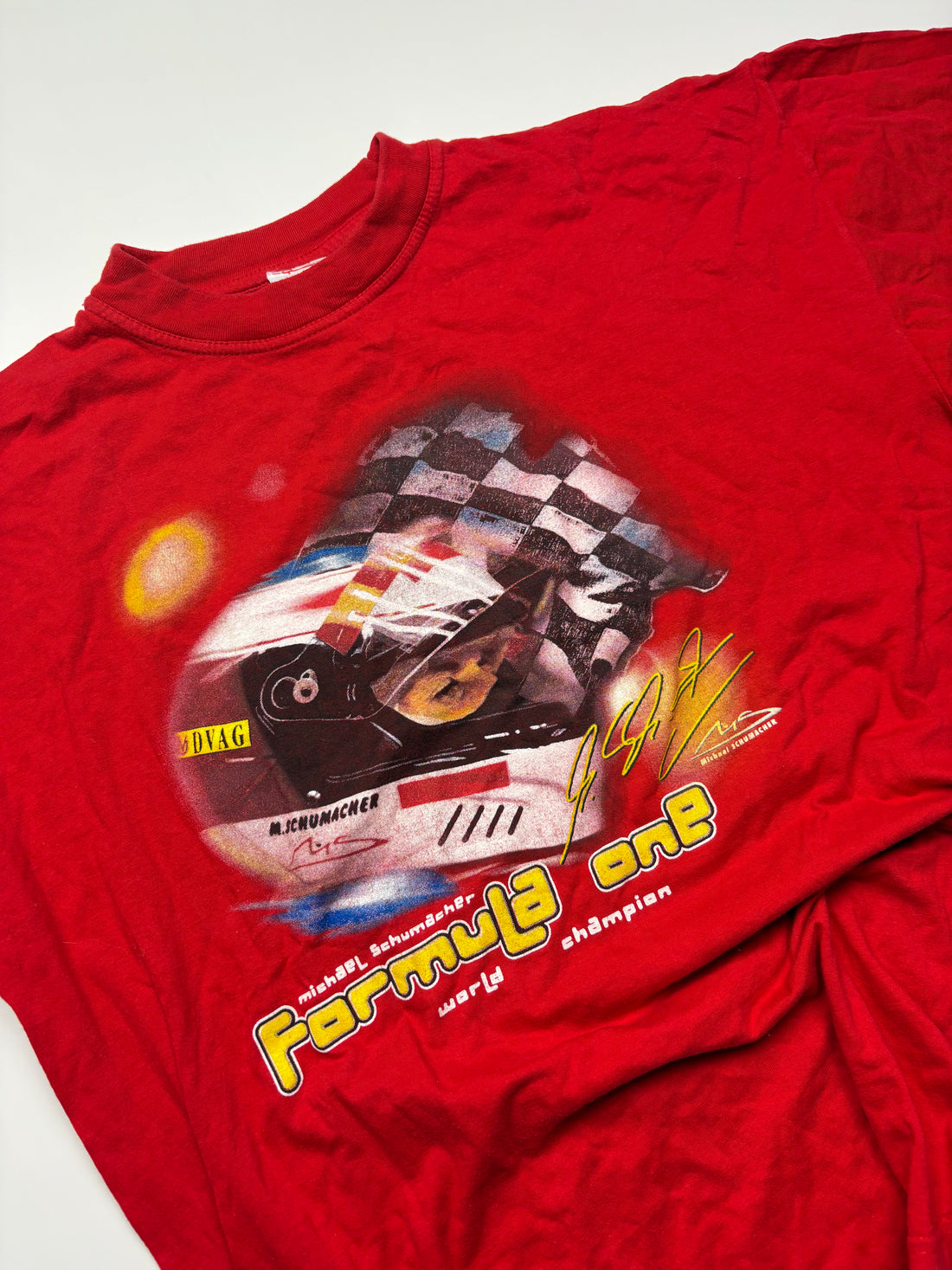 Rotes Vintage-T-Shirt mit Formel 1 Auto, karierten Flaggen und Motorsport-Print.