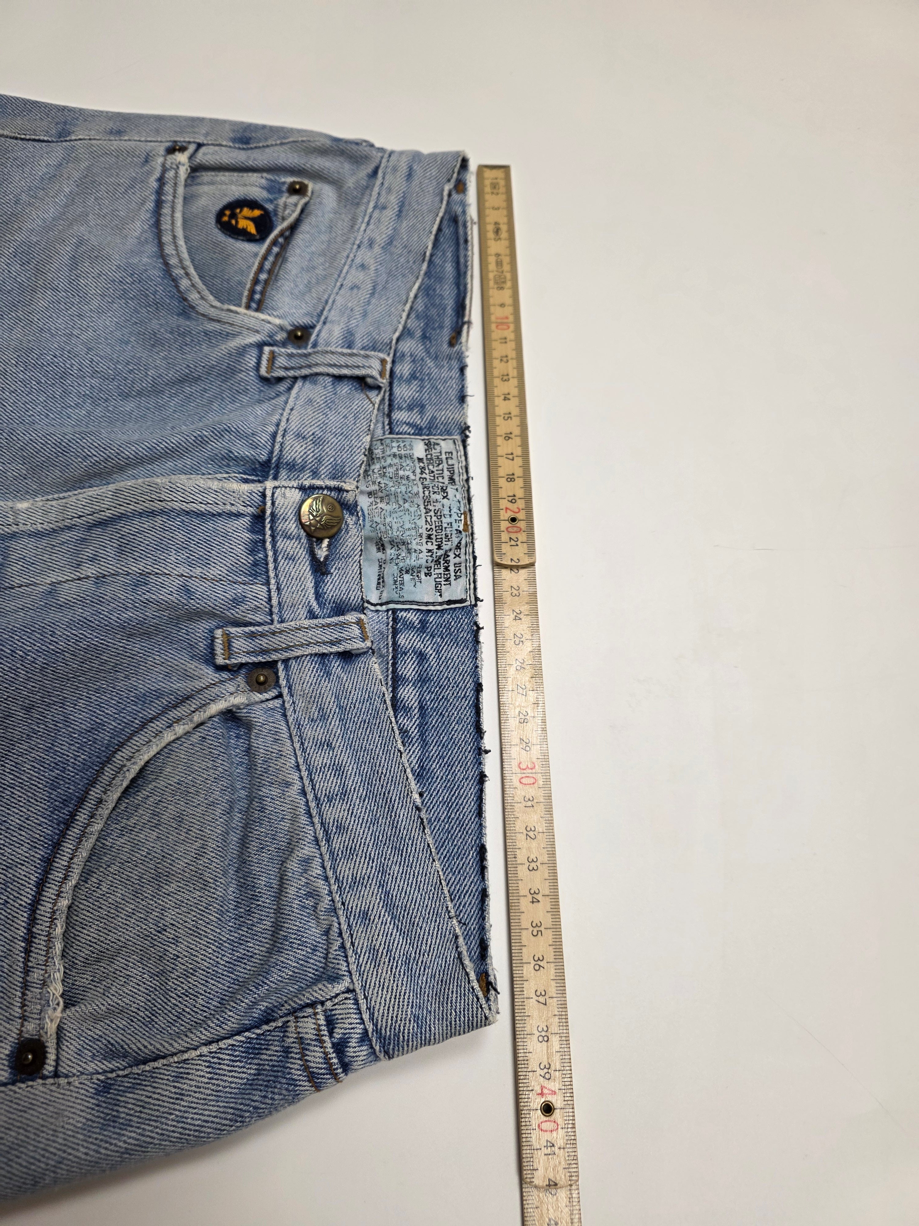 Vintage Jeans aus hellblauem Denim, Bund mit Maßband ausgemessen, Retro-Mode Detailaufnahme