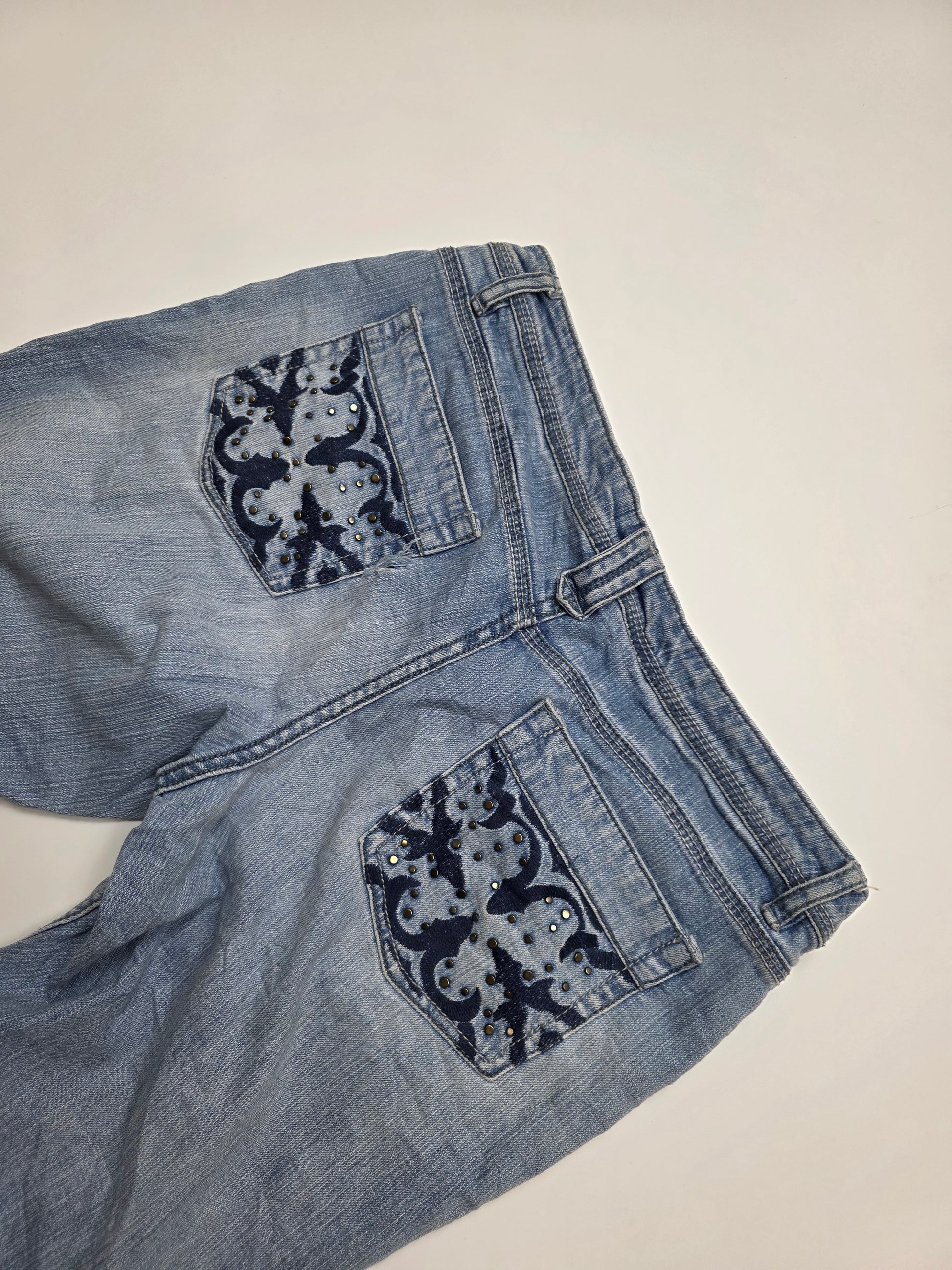 Vintage Jeans mit dunklem Print und Nieten auf den Gesäßtaschen, Retro Y2K Style