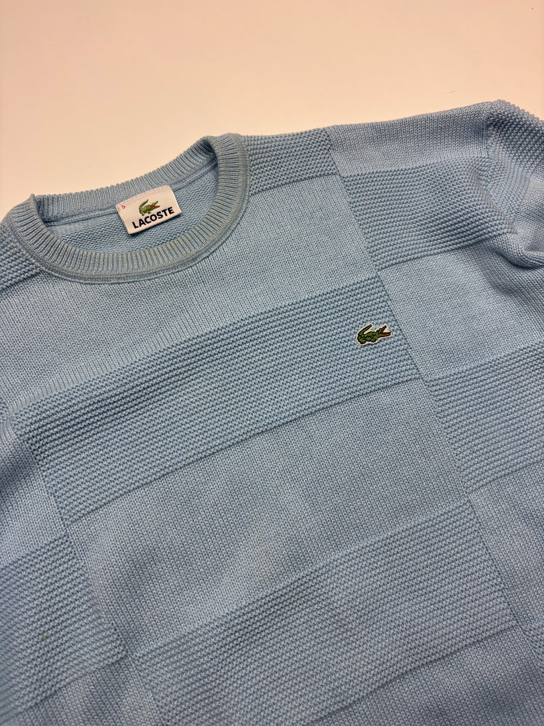 Hellblauer Vintage Lacoste Strickpullover mit Krokodil-Logo, Retro-Sportswear Look