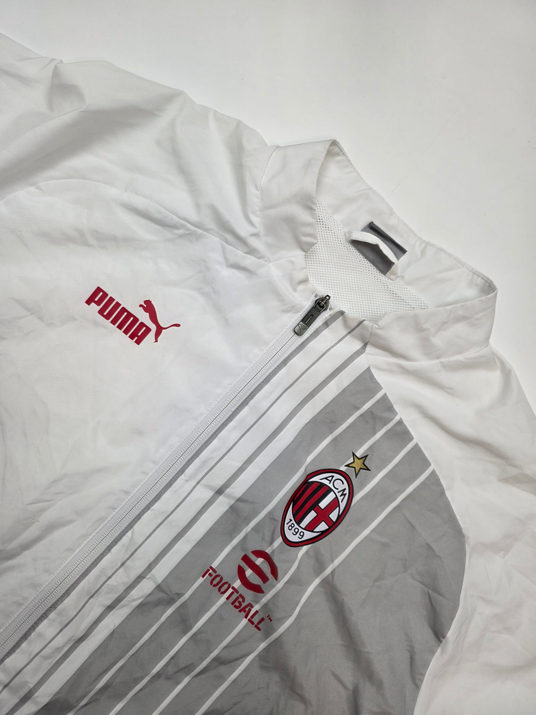 Weiße Vintage Puma Trackjacke mit AC Milan Logo und grauen Streifen, Sportswear