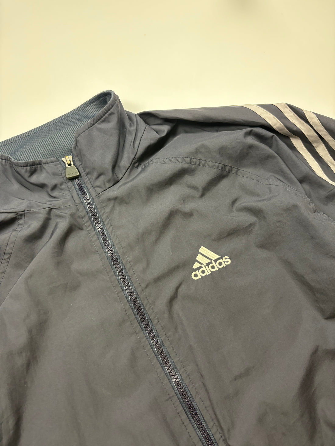 Adidas Trackjacket Navy Größe S – Frontansicht mit weißen 3-Streifen und Brustlogo
