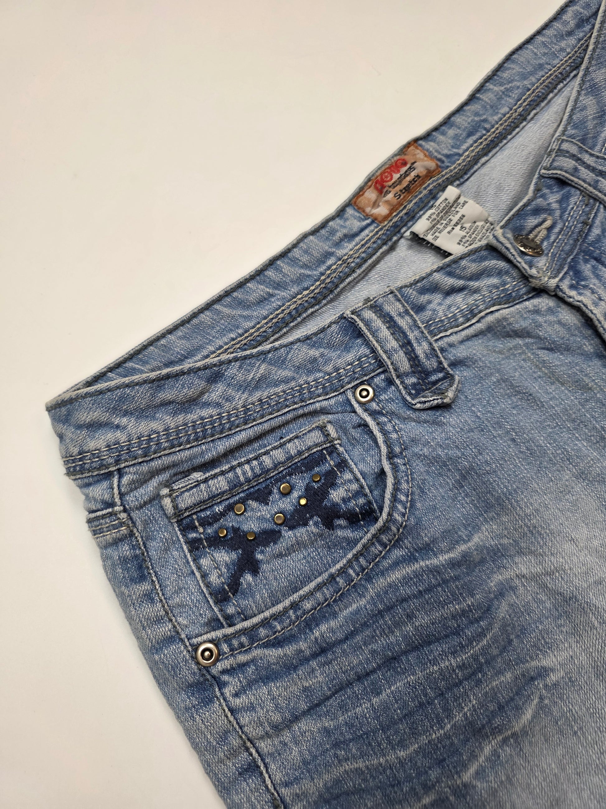 Vintage Jeans mit Nieten, Acid Wash, Used-Look, kleiner Tasche mit Muster, Streetwear