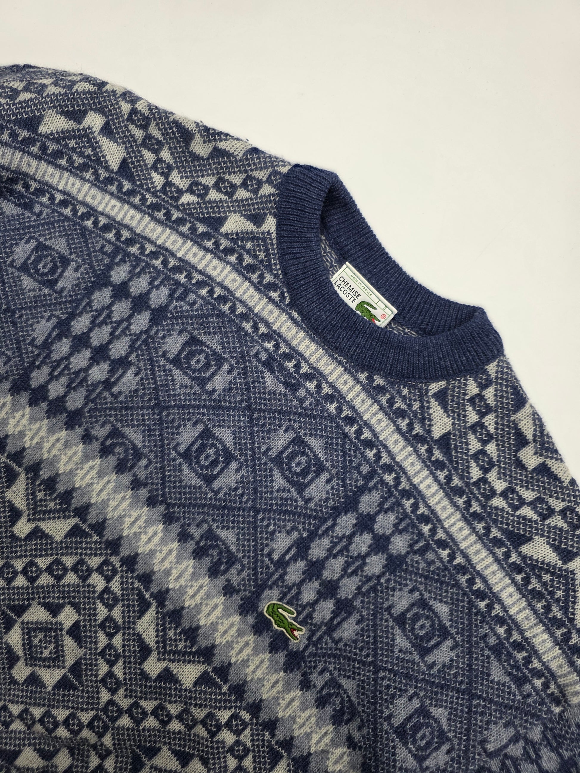 Vintage Lacoste Pullover mit blau-weißem Jacquard-Muster und Krokodil-Logo auf der Brust