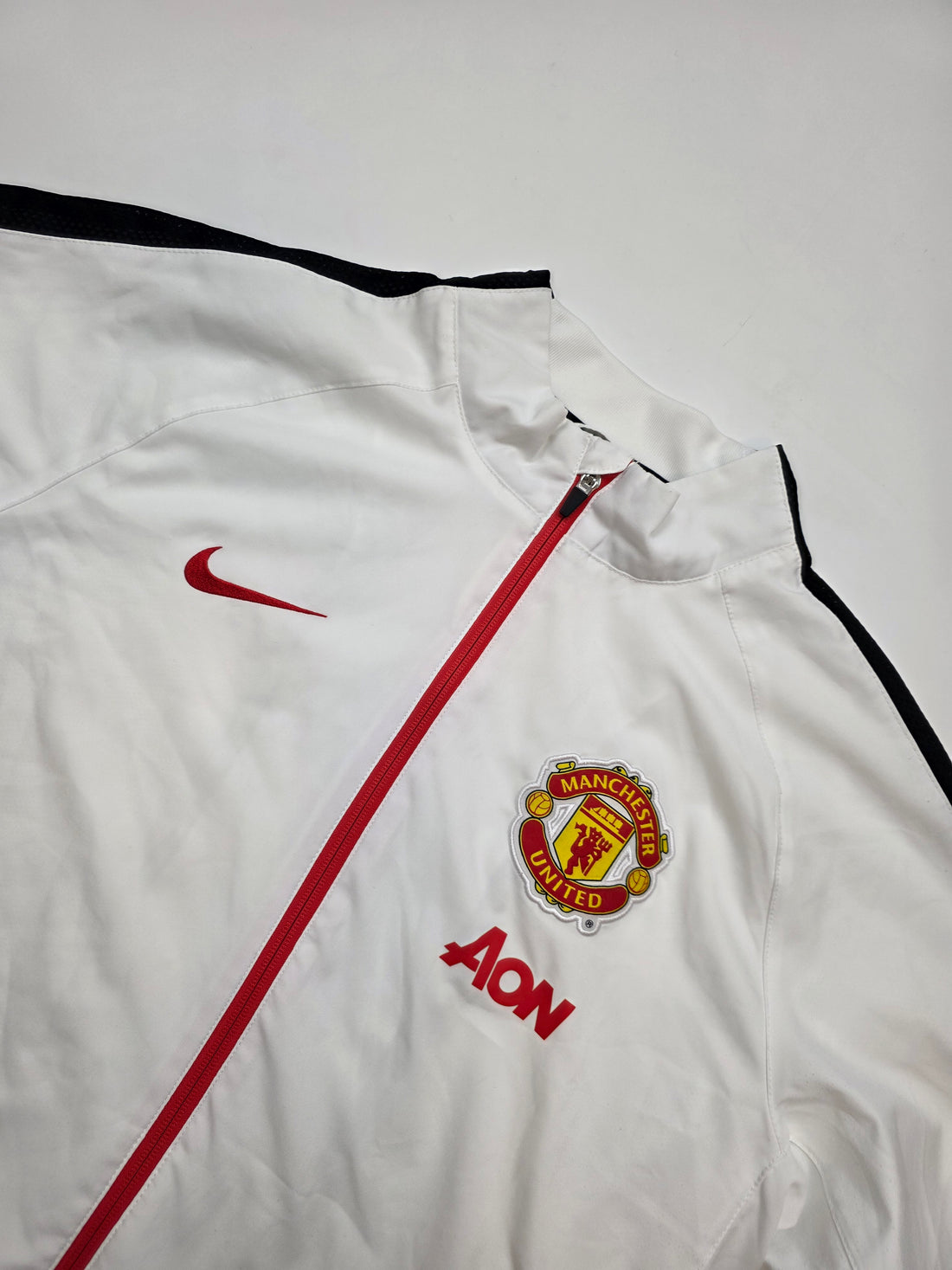 Weiße Vintage Manchester United Trackjacke mit roten Details und Stickerei, Retro Sportswear