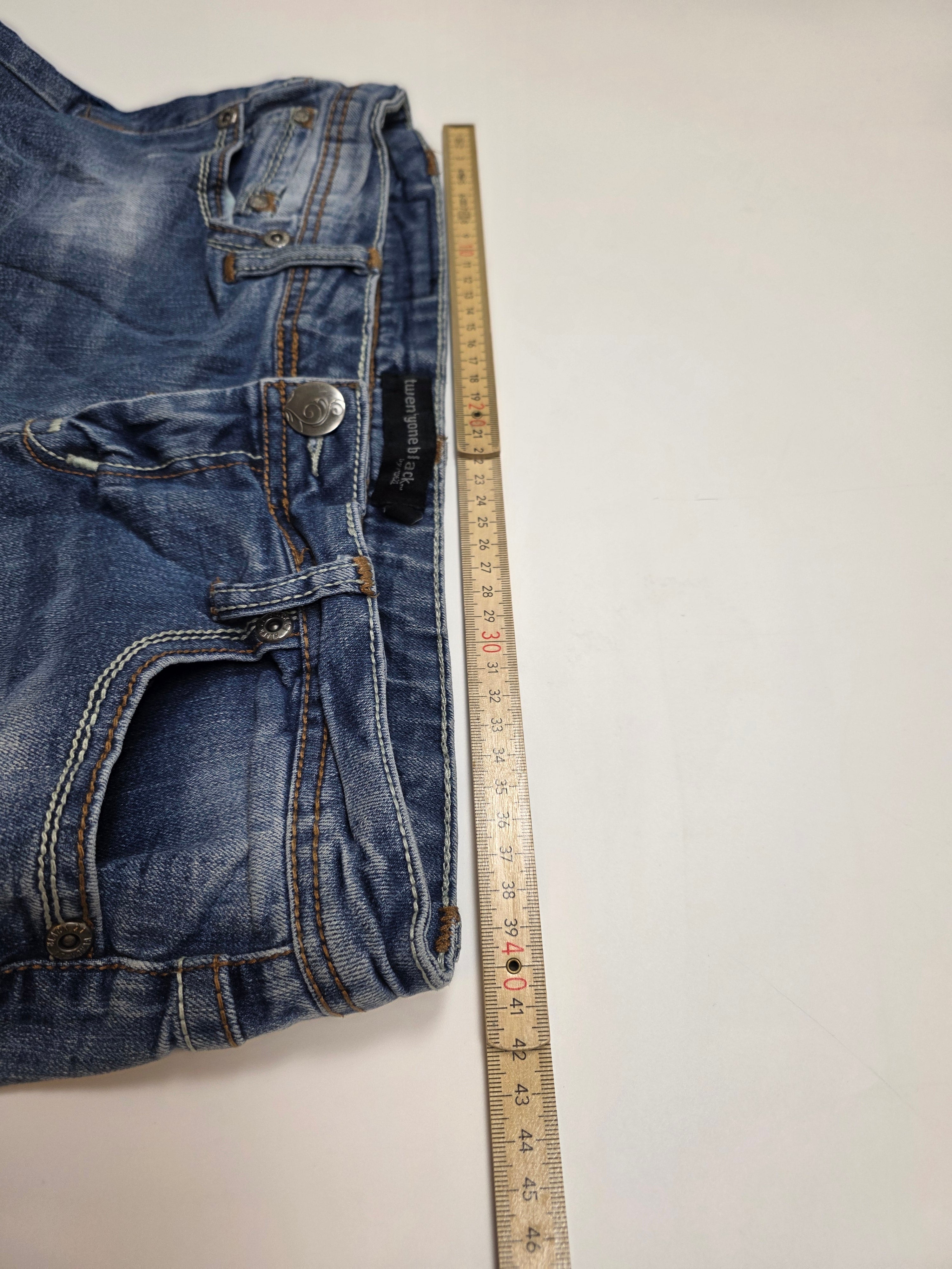 Vintage Jeans mit Maßband, Hosentasche und Bundansicht, nachhaltige Secondhand-Mode