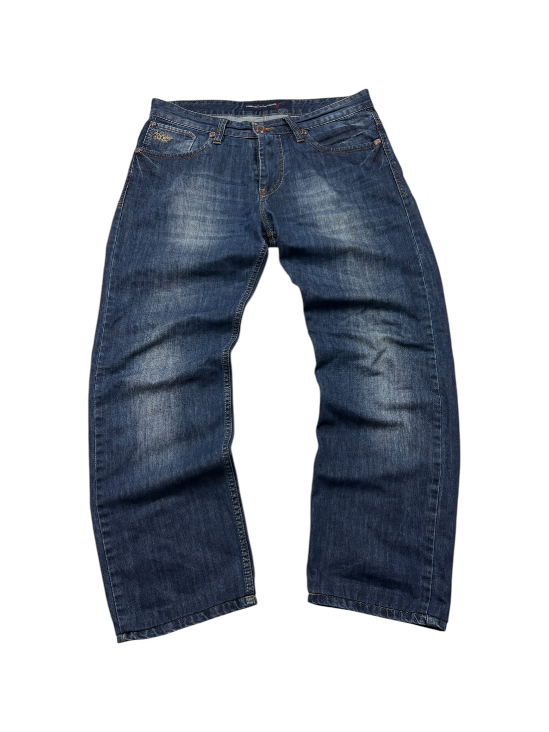 Tommy Hilfiger Jeans Blau Größe 33 – Rückansicht mit großem HTD-Patch und dekorierten Gesäßtaschen