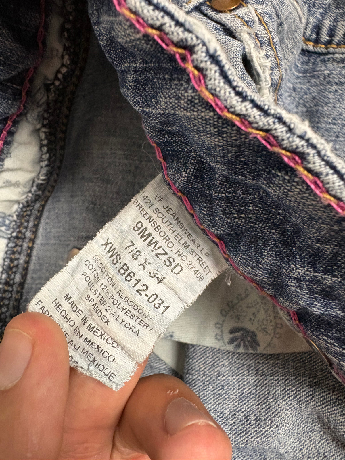 Wrangler Destroyed Vintage Jeans in Hellblau – Etikett