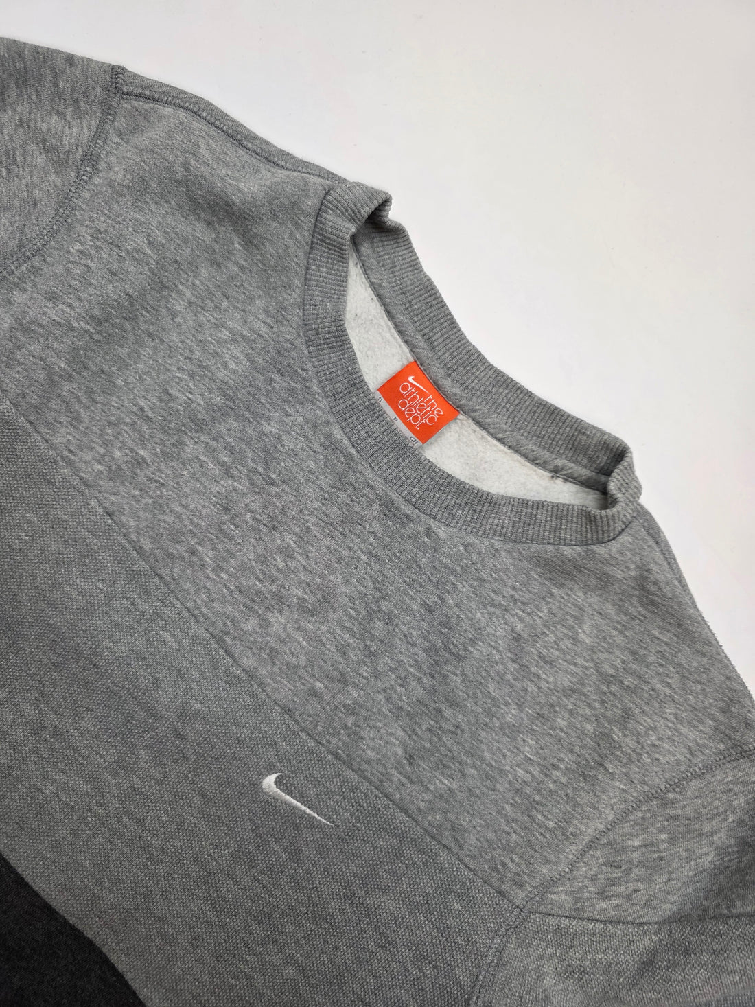 Nike Athletic Dept Sweater Grau/Anthrazit – Frontansicht mit Brustpanel und Mini Swoosh