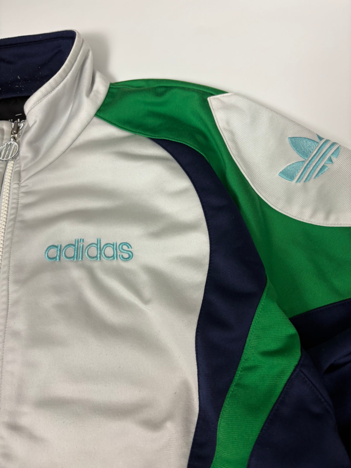 Adidas Trefoil 90s Vintage Trackjacket in Weiß/Navy/Grün – Logo im Detail