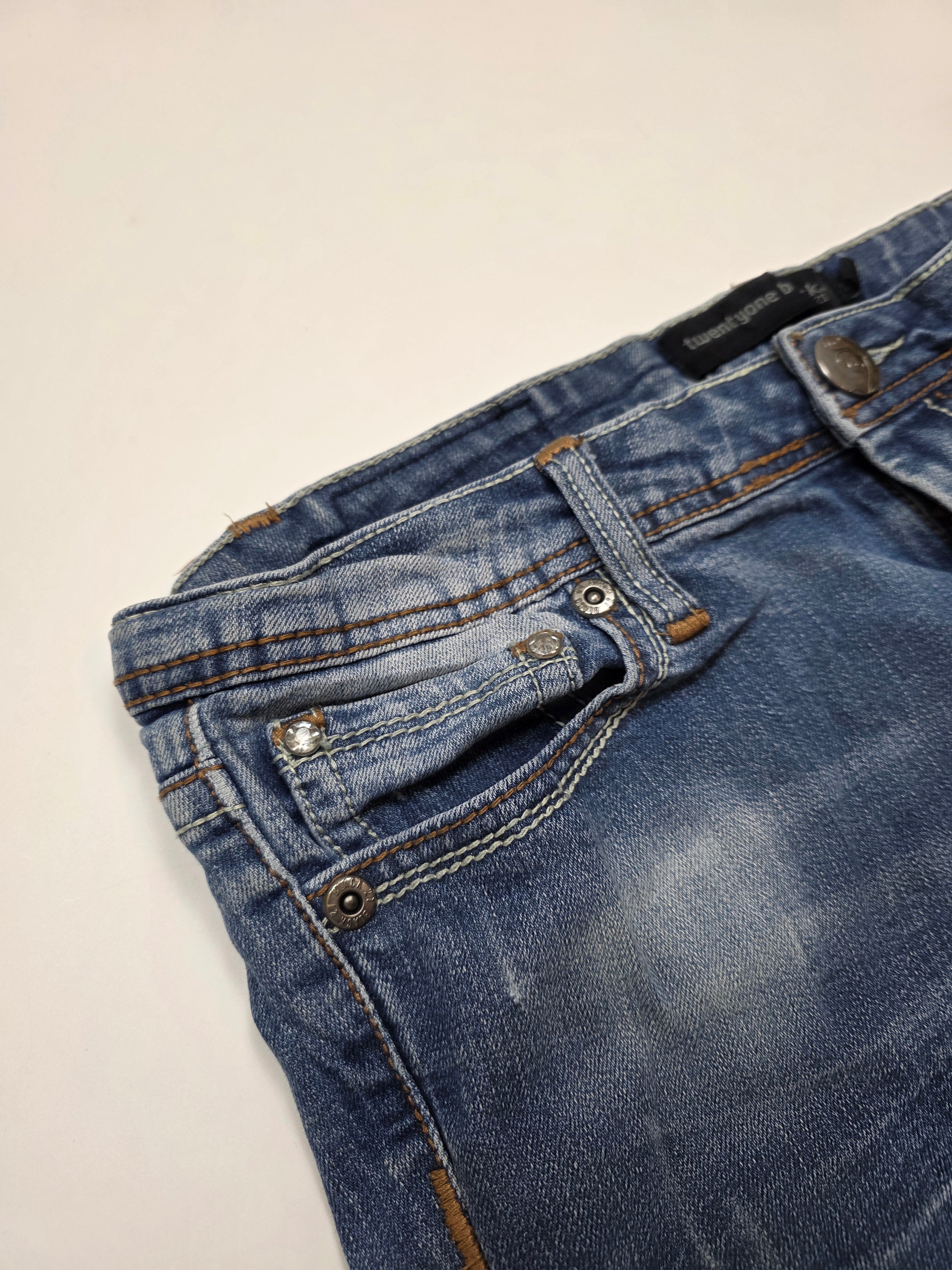Vintage Jeans im Used-Look mit sichtbaren Nähten und Details auf weißem Hintergrund