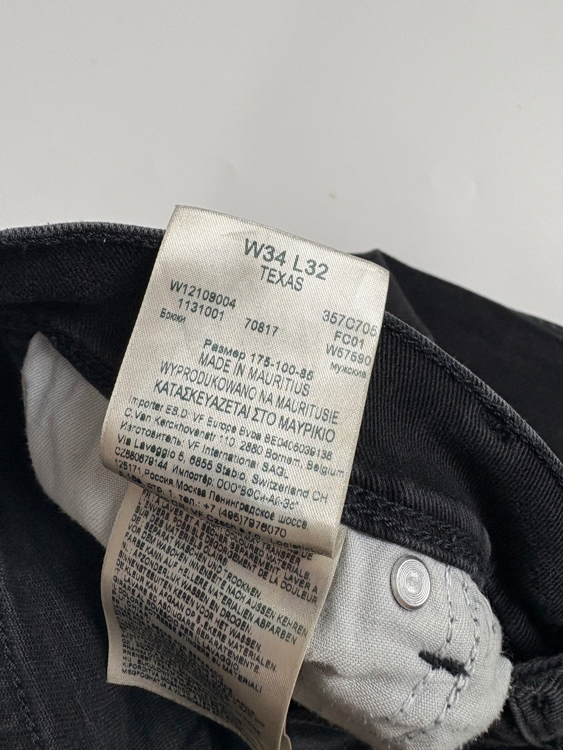 Detailaufnahme der schwarzen Wrangler Vintage Jeans in Größe W34 L32