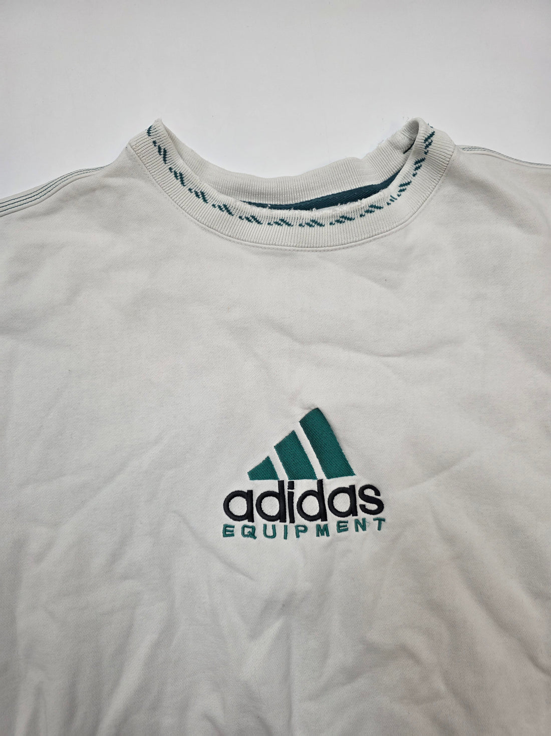 Weißes Vintage Adidas Equipment Sweatshirt mit grünem Logo-Stick auf der Brust, Rundhalsausschnitt