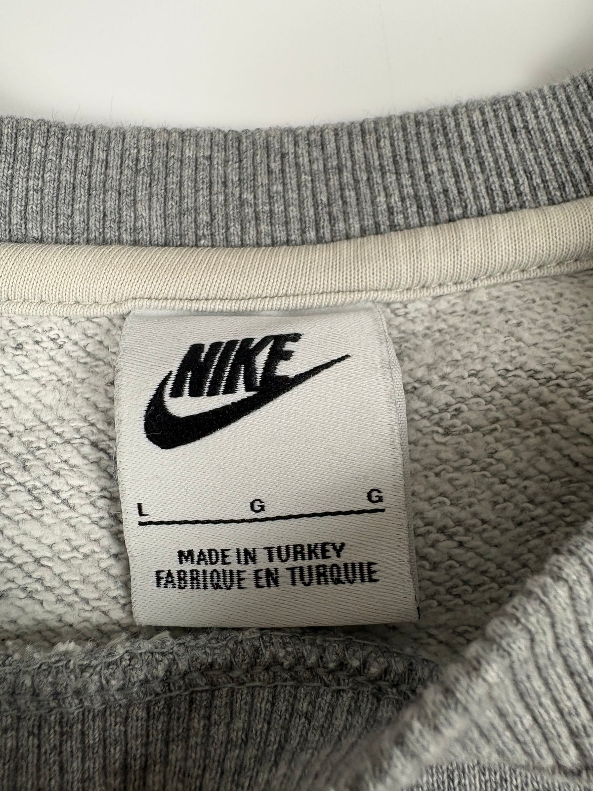 Nike Innenetikett mit Größe L und Hinweis Made in Turkey