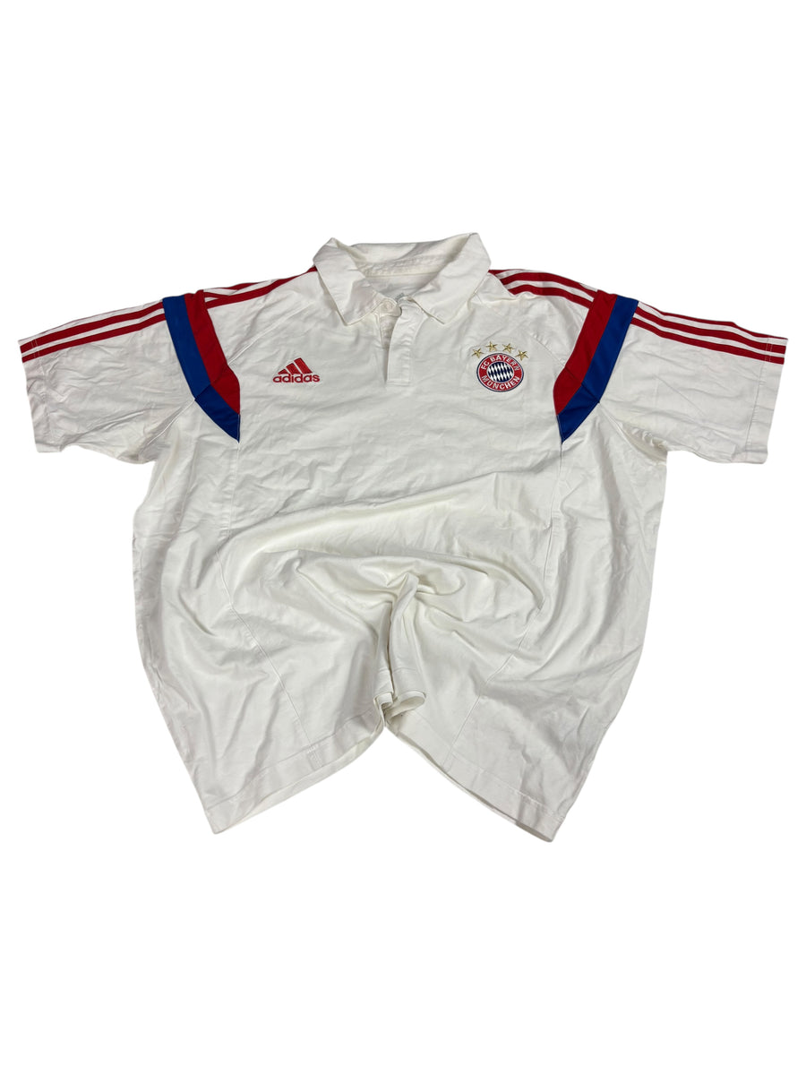 Adidas FC Bayern Vintage Poloshirt in Weiß Rot und Blau in vollständiger Vorderansicht