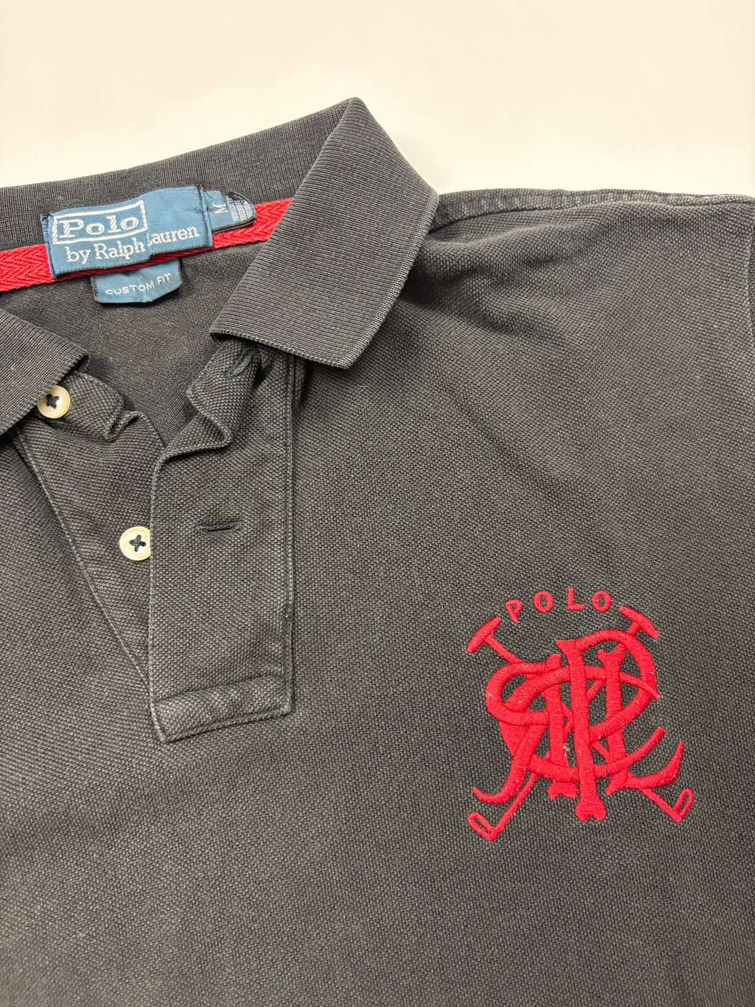 Polo Ralph Lauren Poloshirt Schwarz Größe M – Frontansicht mit großer roter Monogramm-Stickerei