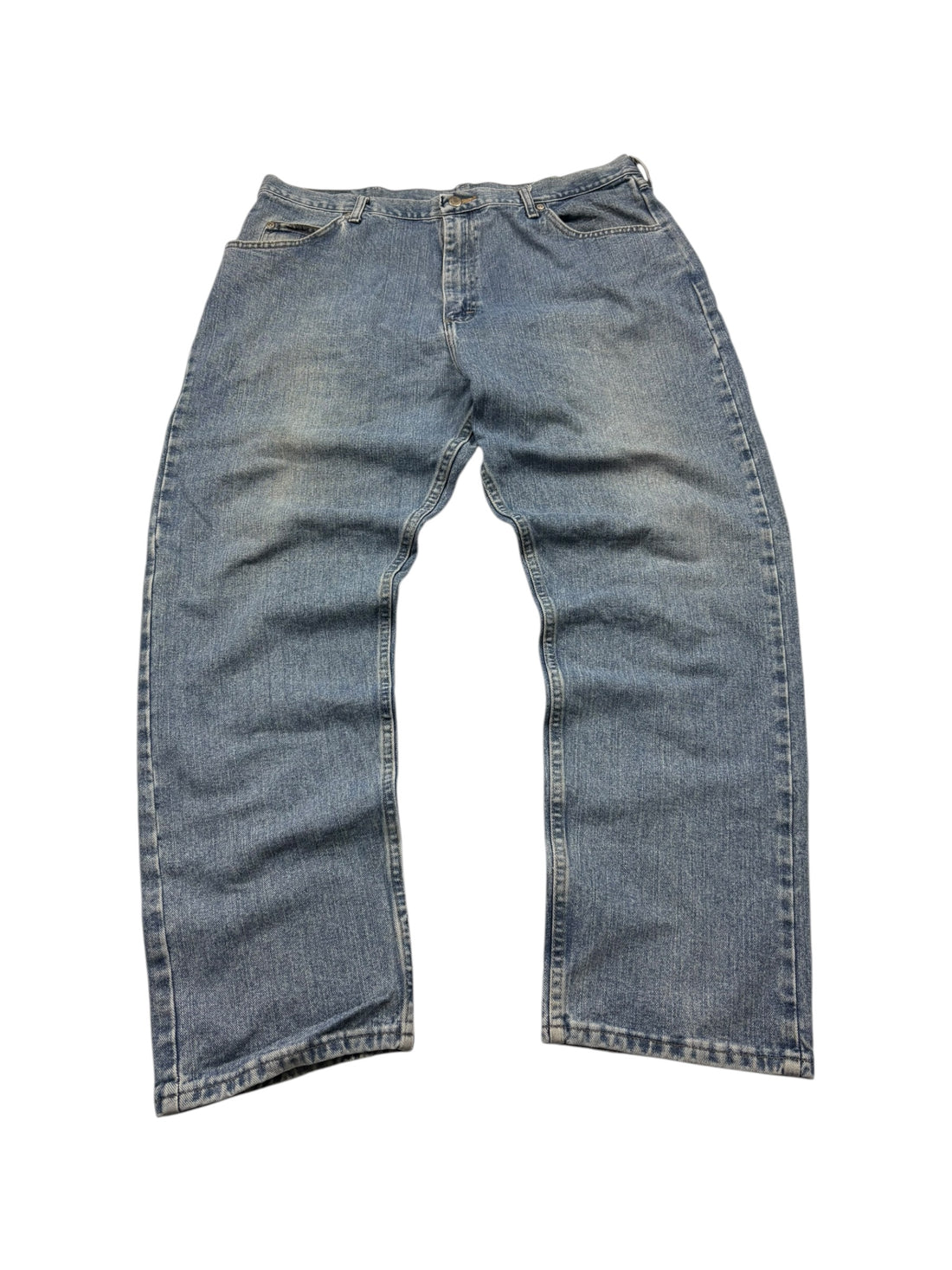 Wrangler Jeans Hellblau W40/L34 – Rückansicht mit braunem Lederpatch und cleanen Gesäßtaschen