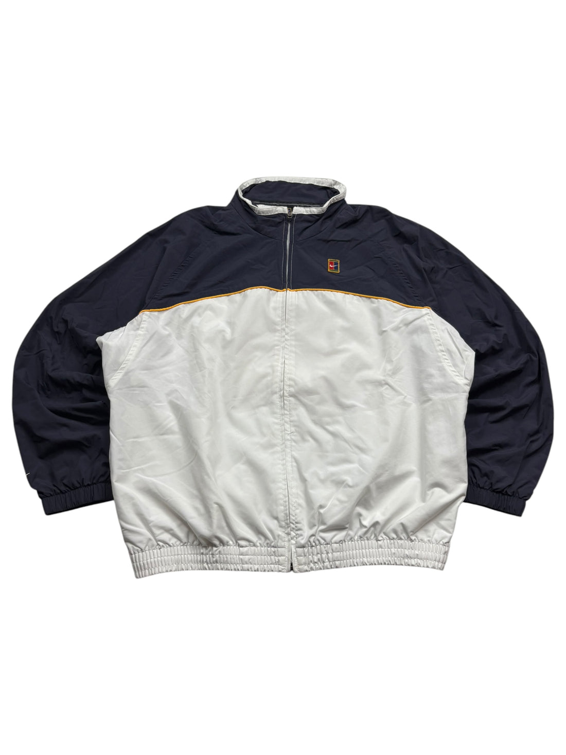 Nike Block Patch Tracksuit Jacke Navy/Weiß Größe M – Frontansicht mit Brustpatch und gelbem Piping