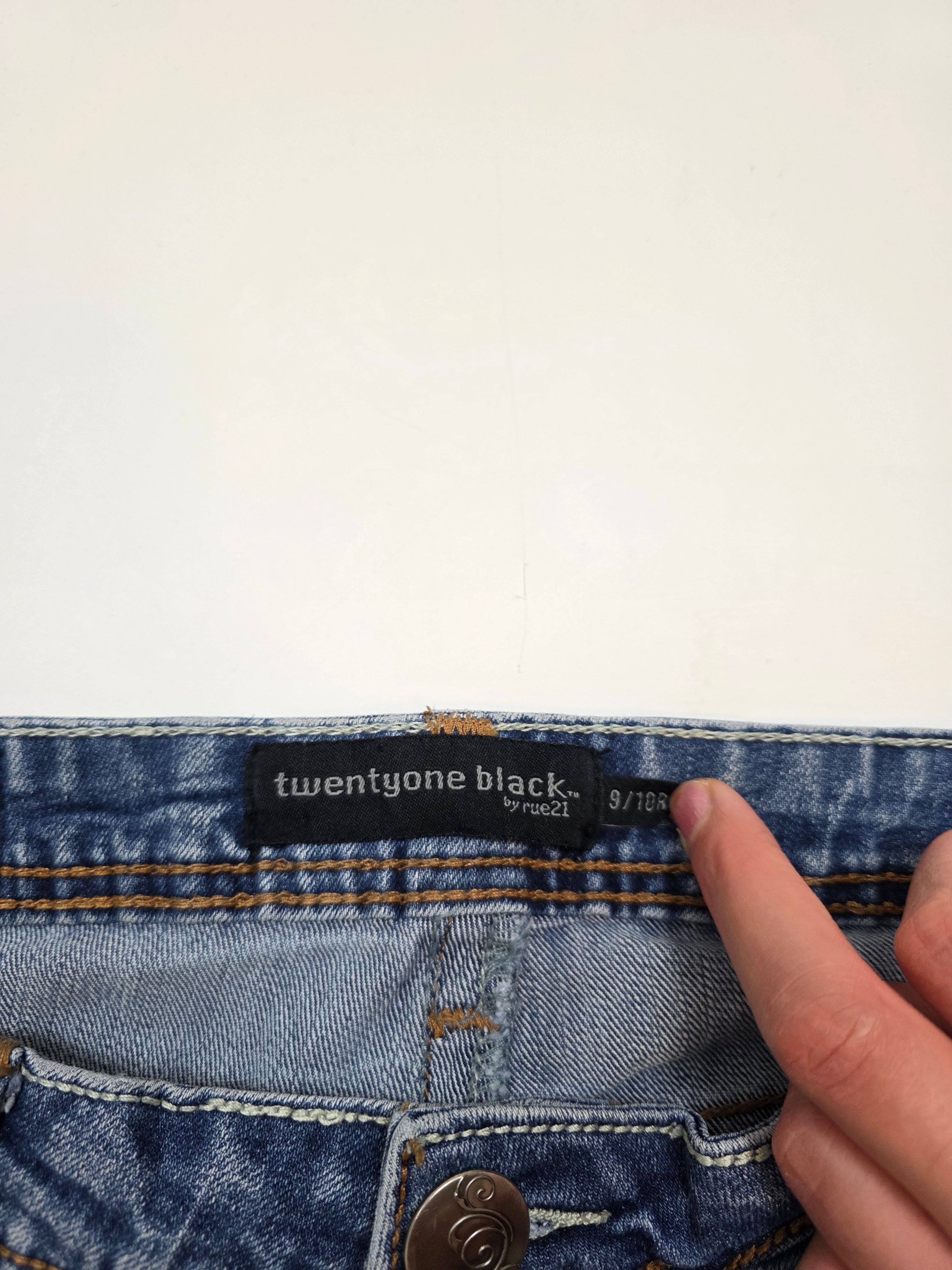 Nahaufnahme Jeansbund mit Twentoyone Black rue21 Label, Vintage-Jeans mit Knopfdetail
