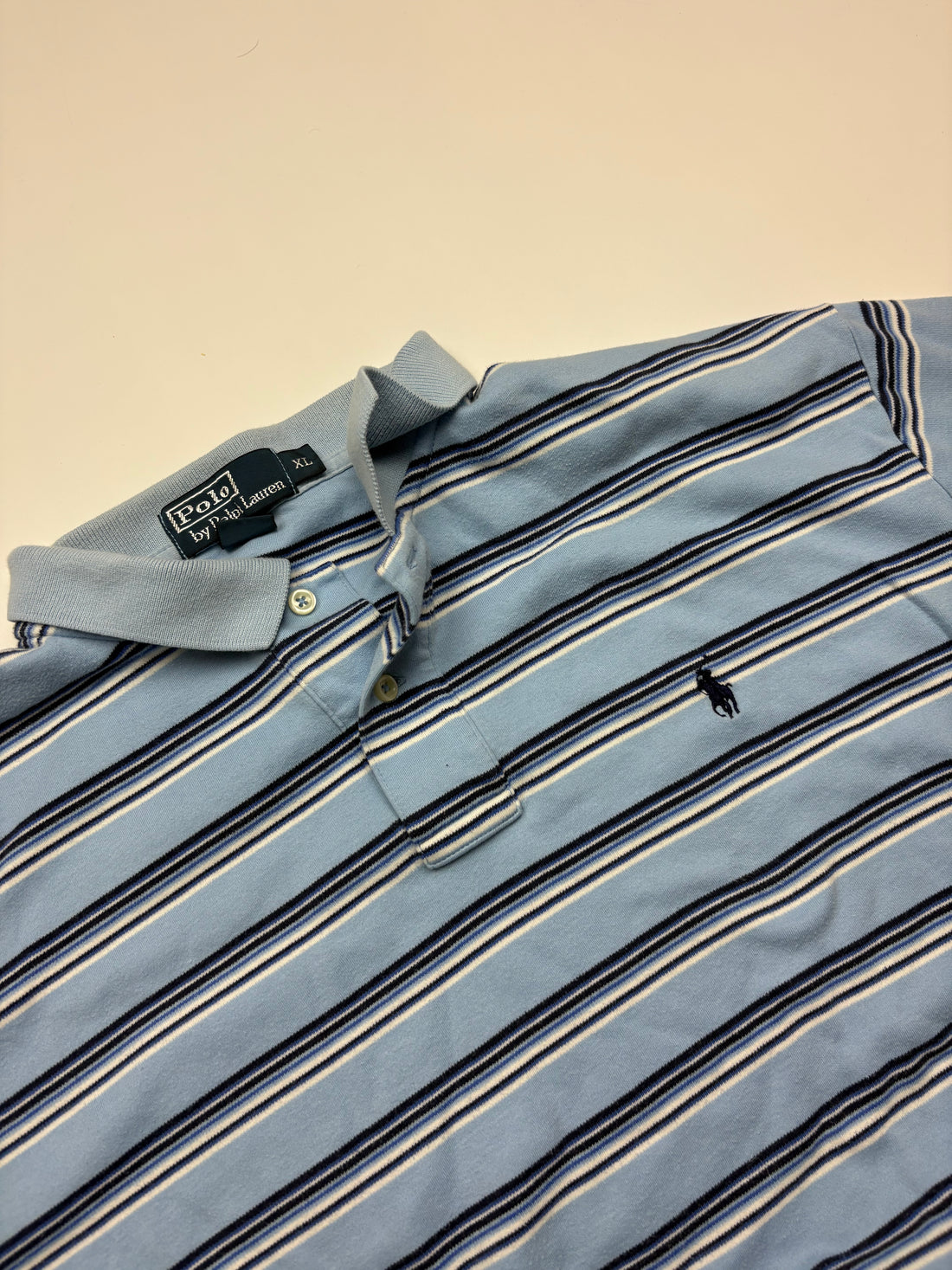 Vintage Polohemd mit blauen und weißen Streifen, kurzärmelig, klassischer Kragen