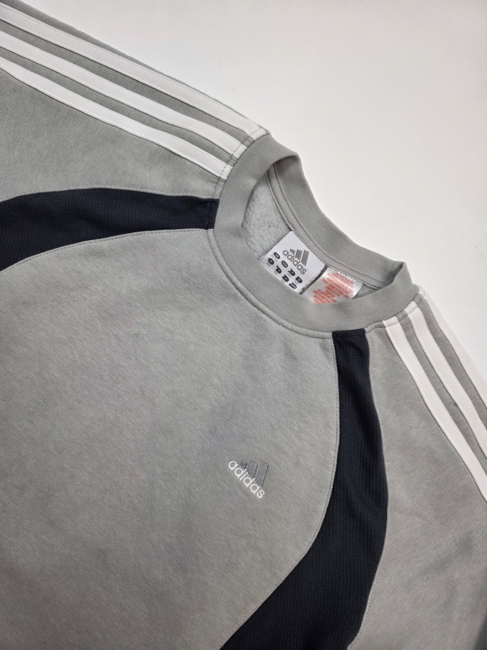 Grauer Vintage Adidas Sweatshirt mit weißen Streifen, Retro Sportswear, Y2K Look