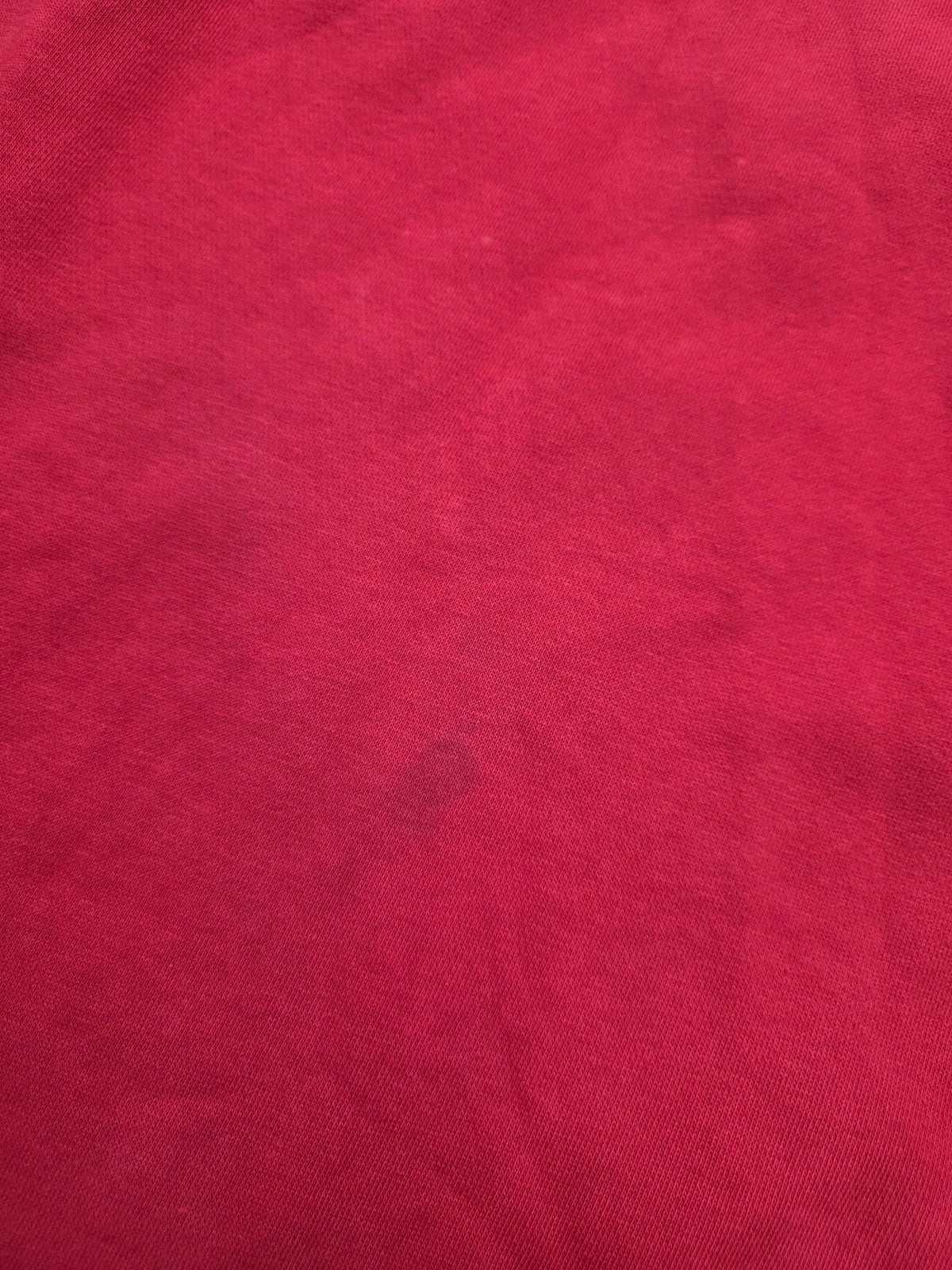 Detail der weißen Three Stripes, des gestickten Adidas Brustlogos und der Kontrastpaspel am Vintage Sweater
