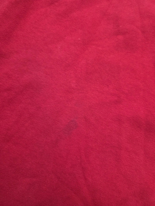 Detail der weißen Three Stripes, des gestickten Adidas Brustlogos und der Kontrastpaspel am Vintage Sweater