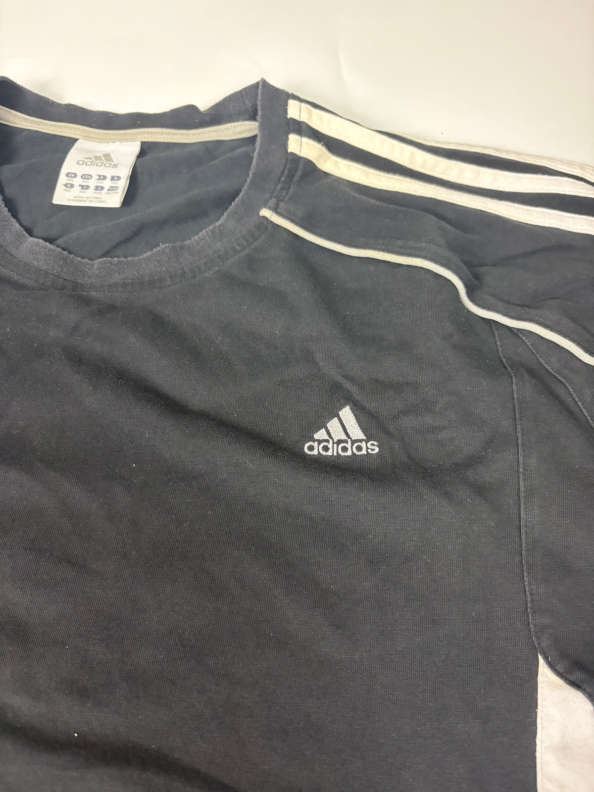 Adidas T-Shirt – gesticktes Performance Logo und Schulterstreifen