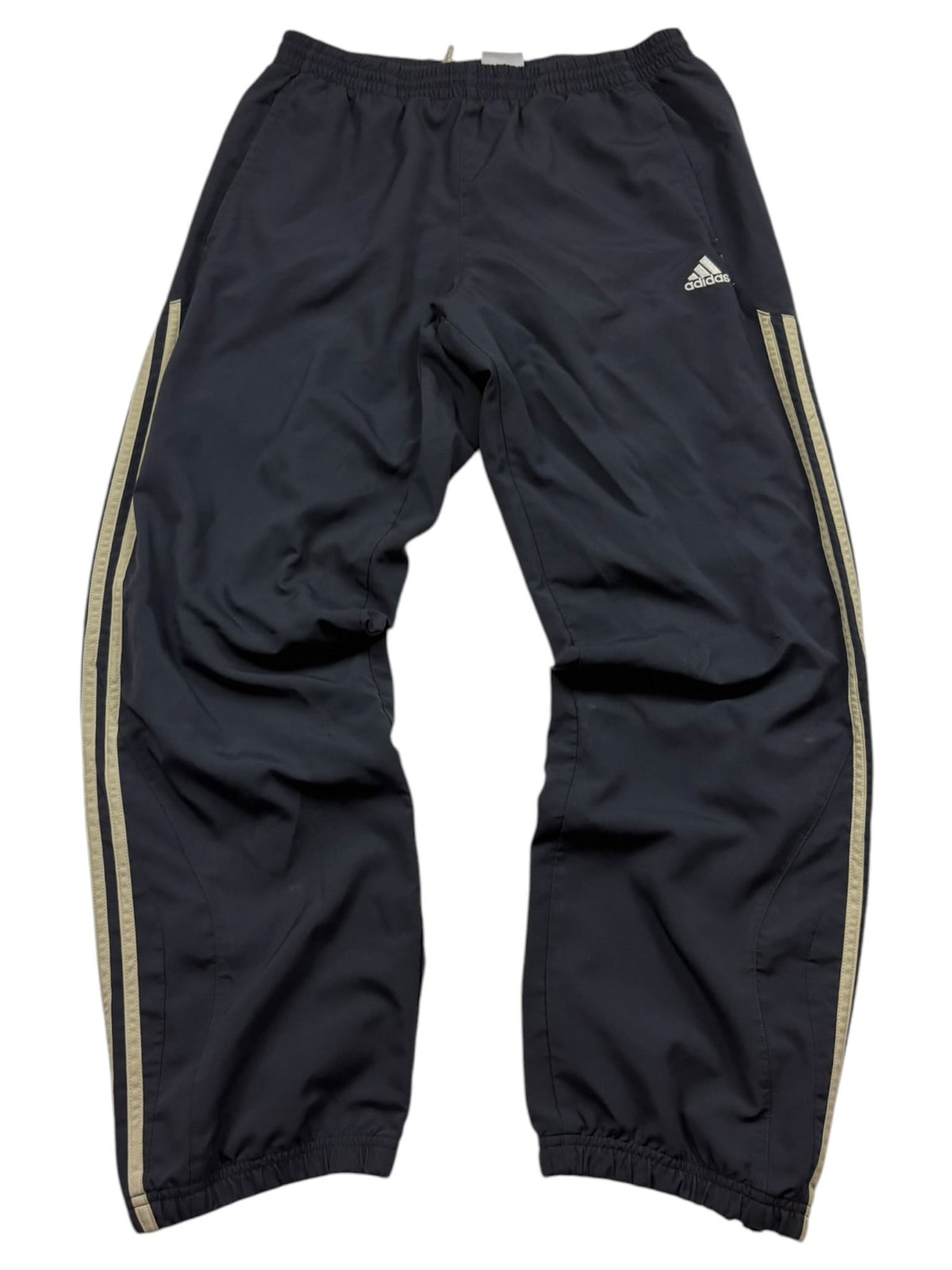 Adidas 3-Streifen Vintage Tracksuit in Schwarz/Gold – Hose von vorne