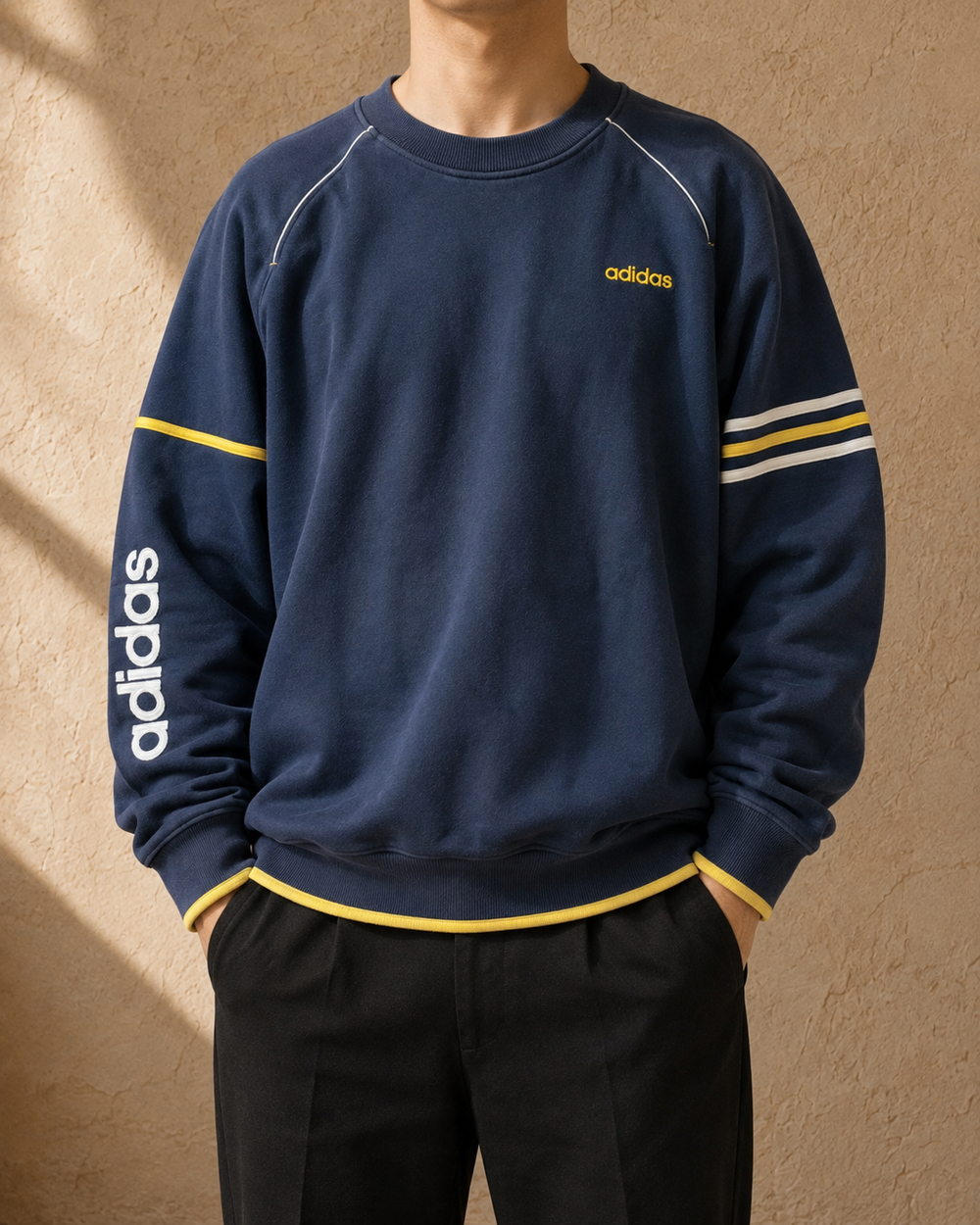 KI-generiertes Tragebild des navy-gelben Adidas 90s Vintage Sweaters in Größe XL