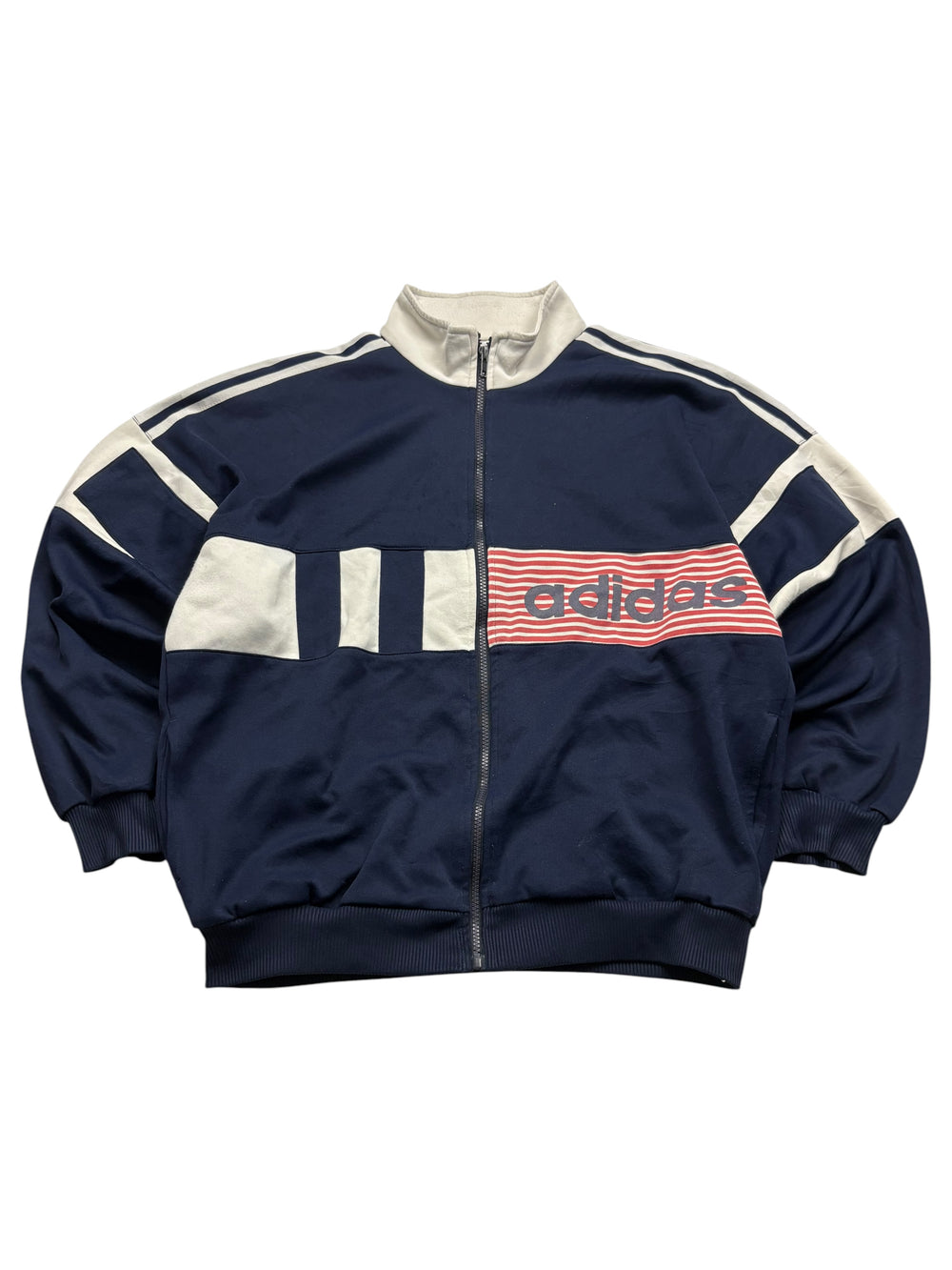 Adidas 90s Vintage Trackjacket in Navy mit rot-weißem Spellout-Brustpanel und hellen Streifendetails