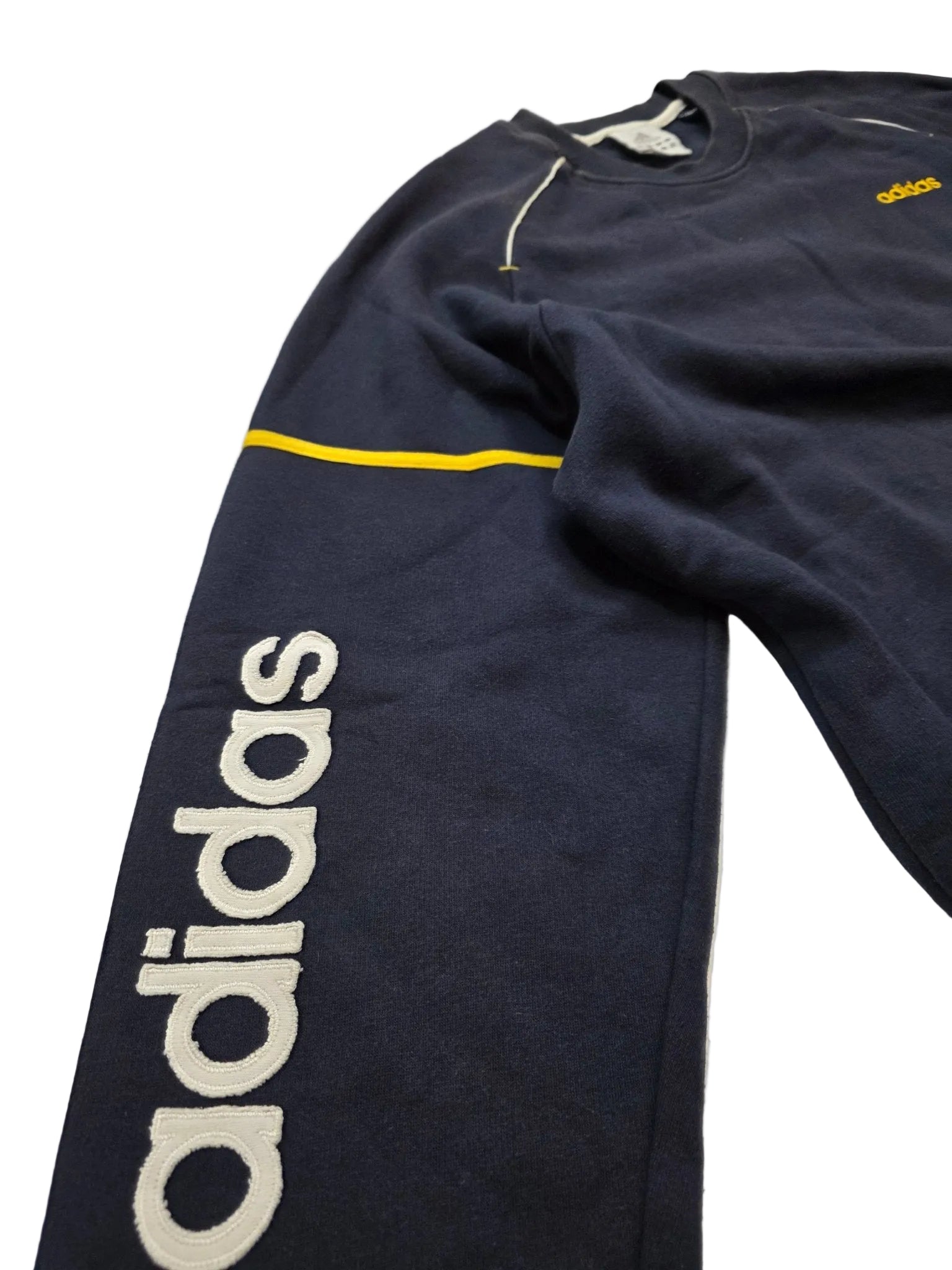 Großes weißes Adidas Ärmellogo und gelbe Streifen am navyfarbenen 90s Vintage Sweater