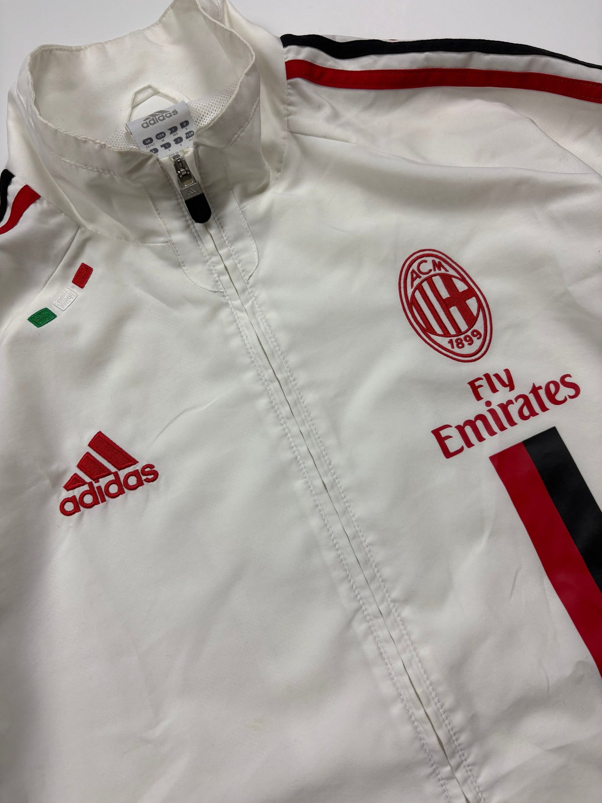Adidas AC Mailand Vintage Trackjacket in Weiß/Rot – Logo im Detail