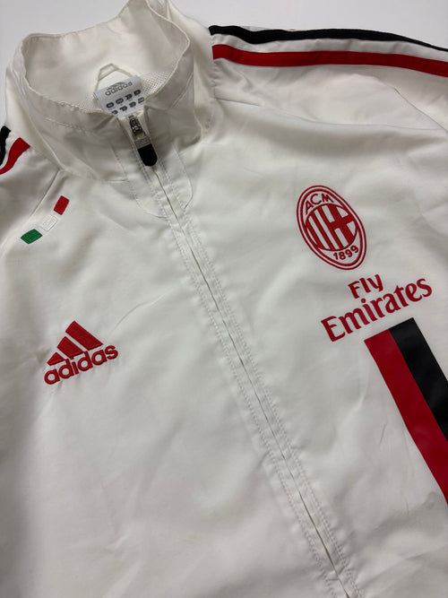 Adidas AC Mailand Vintage Trackjacket in Weiß/Rot – Logo im Detail