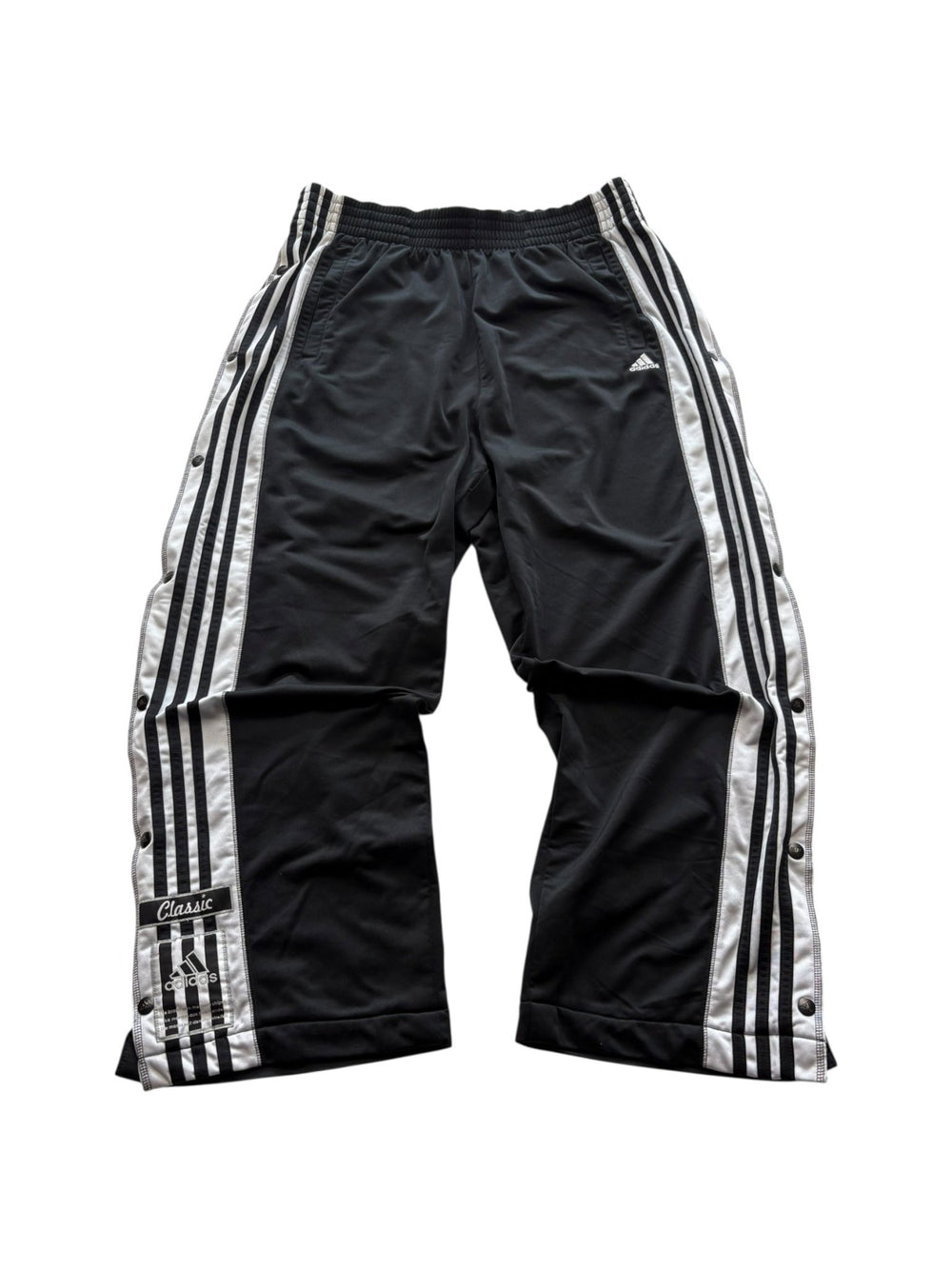 Schwarze Adidas Adibreak Classic Vintage Trackpants mit weißen Three Stripes in Vorderansicht