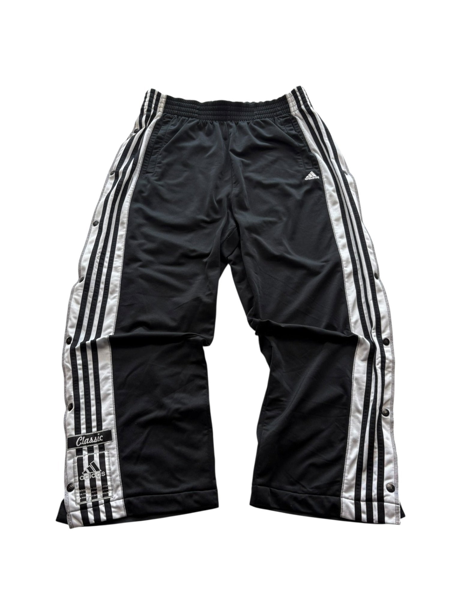 Schwarze Adidas Adibreak Classic Vintage Trackpants mit weißen Three Stripes in Vorderansicht