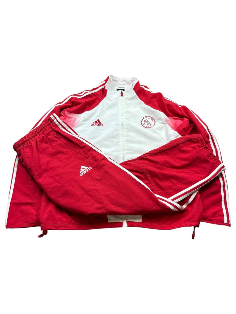 Adidas Ajax Amsterdam Vintage Tracksuit in Rot und Weiß mit Club-Wappen, Adidas Logos und weißen 3-Streifen