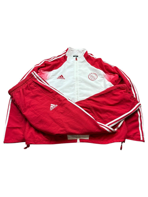 Adidas Ajax Amsterdam Vintage Tracksuit in Rot und Weiß mit Club-Wappen, Adidas Logos und weißen 3-Streifen