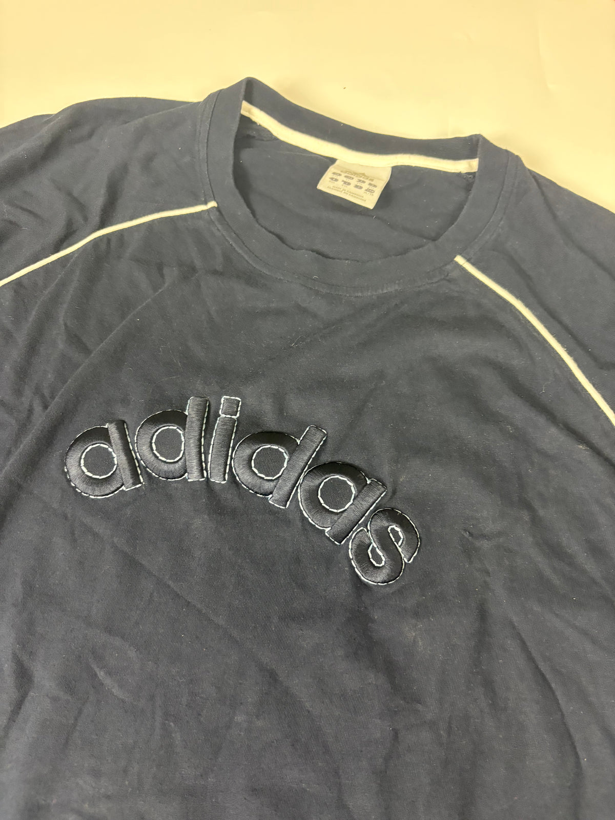 Adidas T-Shirt – plastisch gestickter Schriftzug im Bogen